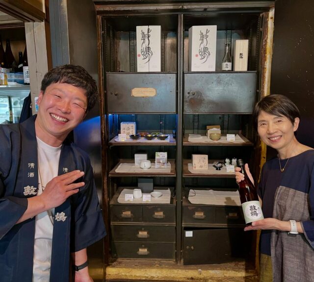 【Golden Day　阿久比＆半田　№２】

ＧＷに、今日こそはと、外出計画！
半年ぶりに、阿久比　d_news_aguiへ
そして、半田へ

●半田亀崎の伊東合資「敷嶋」さんへ
「蔵の店　かめくち」

伊東さん、こんにちは、
お会いできるとは嬉しいです☺️

旧銀行の面影が残る直売店「かめくち」
かつてこの酒蔵の一部は、町の銀行や郵便局でもあり、その事務所を、ふたたび人が立ち寄る場所として直売店に✨

「敷嶋」のお酒と、地元の旨いものがズラリと。敷嶋オリジナルの酒器も❣️

「敷嶋」の名の由来は、
「敷嶋の大和心を人問はば朝日に匂ふ山桜花」
当時江戸で人気だった本居宣長の句から採ったもので、「やまと（大和）」にかかる枕詞。そして、敷嶋のお酒のラベルには、桜が描かれています🌸

寺田鉄平さん、山田晋一朗さん、野村晃子さんの敷嶋オリジナル酒器を販売が、敷嶋さんの想いをオリジナル酒器に表現され、桜の文様も描かれていました❣️

「利き釉薬盃」は興味深い！4/12亀崎酒蔵祭の際、ワークショップが開催。この日は、覚王山春祭り出店でお伺いできず残念です😢

「原酒火入れ」と
「夢山水無濾過原酒」連れて帰りました✨

●半田赤レンガ建物へ

4/25リニューアルオープン！話題の企画展へ
知多半島の食文化にフォーカスした

「ハントーフードハント」
視覚だけでなく、五感で体感できる展示✨

【主催】半田赤レンガ建物
【プロデュース】つけたろう氏（熱燗の専門家）

つけたろうさんが、食材と調味料の王国・知多半島でハントした、愛してやまない食事たちを紹介しています！

入口の竹のオブジェにびっくり！たまり醤油のところには、中定商店さん✨

詳細はこちらで「ハントーフードハント」
https://www.instagram.com/hanto_food_hunt/

半田市観光協会事務局長
榊原さんとお会いしました✨

発酵ツーリズム東海では
お世話になっております🙇‍♀️

半田には、短い滞在時間でしたが、
素敵なご縁の皆様にご挨拶❣️

Golden Dayほんの3時間ほどのプチ観光❗️
大切な一日に感謝です✨

#敷嶋
#伊東合資
#蔵の店かめくち
#亀崎酒蔵祭
#利き釉薬盃
#半田赤レンガ建物
#ハントーフドハント
#半田市観光協会
#発酵ツーリズム東海
#おいしくらし工房覚王山
#ここライフ100