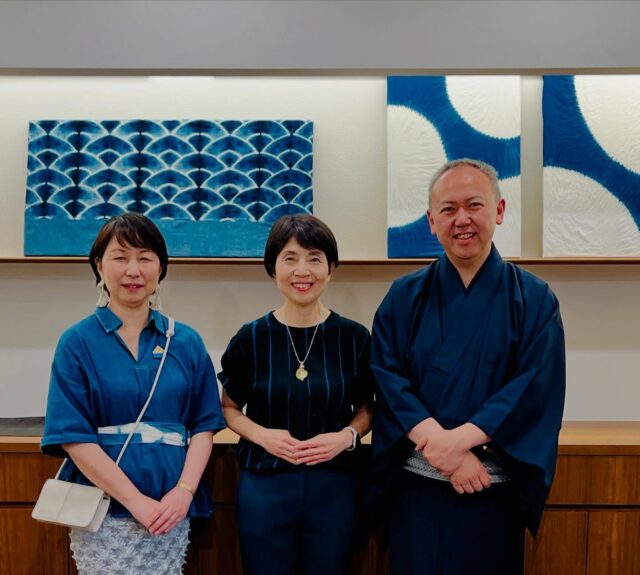 【おいしくらし工房覚王山1周年記念講演会】」
「変わらない伝統によりそい、イノベーションを起こす」

５/11㈰ 開催いたしました😊

講師；西川千雅氏　西川流四世家元
ゲスト：有松絞り作家 安保成子氏

●お話の前に、参加者の皆さまに向けてサプライズ企画が❗️

各テーブルで、自己紹介タイムからスタート。これにより一気に場が和み、あたたかい空気が広がり、打ち解けた雰囲気になりました✨

●活動紹介の動画をご覧いただきながら、10月に開催される「名古屋をどり」のお話へ✨

日舞は“踊る”だけでなく、“語る”ことも大切。抑揚をつけて話すことについての解説もあり、参加者の皆さんと一緒に実際に声を出してのレッスン体験も行われました

安保さんも特別参加で、むすめ歌舞伎時代のお声で白浪五人男を…❣️

●舞の披露と感動のひととき
優雅な日本舞踊のをご披露✨その美しさと表現力に、参加者の皆さんからは大きな歓声が上がり、まさに感無量の瞬間でした✨

●ワークショップ：話題の「NOSS」を体験
「NOSS（にほん・おどり・スポーツ・サイエンス）」を体験✨

NOSSとは、日本舞踊の「和」の動きをベースに、スポーツ科学を取り入れて創案された新しいエクササイズ。動きで魅せる美しいメソッドです

ポイント解説の後は動画を見ながらの実践タイム。座り方や歩き方など、身近な所作にも気づきがたくさんあり、楽しく笑いの絶えない時間となりました❣️

●懇談会とアフタータイムも充実
懇談会では、東山公園のコンブチャ専門店「plus.kombucha」のソーダ割りで乾杯🥂

スイーツには、Chocolat覚王山 花壇の大人気商品「覚王山ブラウニー」をご用意。お土産には「オレンジピールショコラ」を🍫

イベント終了後には、余韻を楽しむかのように有松絞り展覧会「安保成子展」へと足を運ばれ、またさらに盛り上がり、フォトタイム✨

最後は、皆様、笑顔で
お帰りいただき、お見送り❣️

誠に、誇らしく贅沢な一周年記念イベントを開催することができました✨

お家元 西川千雅様、心より深く感謝申し上げます🙇‍♀️
安保ちゃん、ご協力ありがとうございます✨

皆様より、温かいお言葉や笑顔に包まれながら、一周年を迎えることができました❗️厚くお礼申し上げます🙇‍♀️

皆様の支えがあってこその一年でした。これからも精進し精一杯努めてまいります
ご愛顧のほどよろしくお願い申し上げます😊

おいしくらし工房覚王山　水谷陽子

#西川流四世家元
#西川千雅
#名古屋をどり
#noss
#安保成子
#有松絞り
#ショコラ覚王山花壇
#プラスコンブッカ
#覚王山ブラウニー
#コンブチャソーダ
#おいしくらし工房覚王山
#ここライフ100