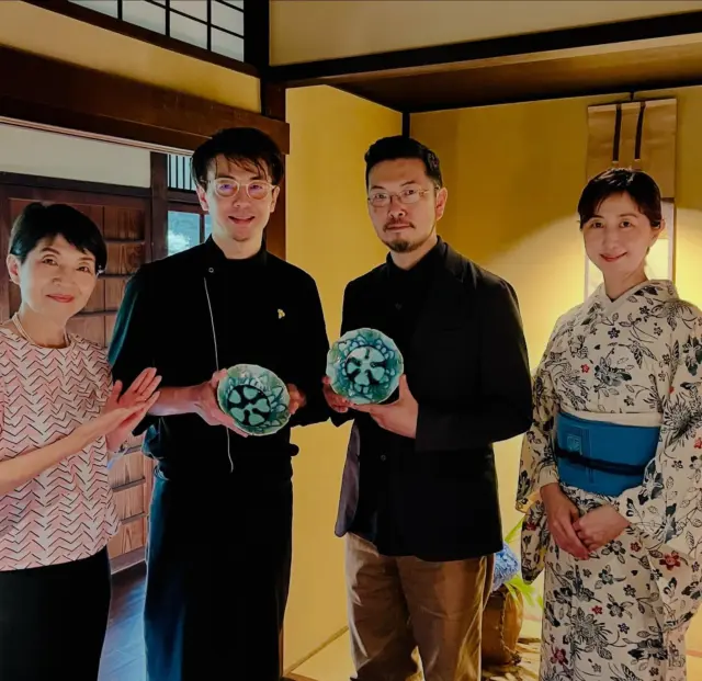【12月5日㈮ スケジュールいかがでしょうか？】

八つの坂からその名がついた丘陵地・八事✨その街に静かに佇む、築100年の館✨

「レストラン カミクラ」にてお食事会を開催

かつて名古屋の財界人たちが別荘を構えた八事の地。この館も、当時まだ学生だった丹羽英二氏によって設計され、洋館と古典的日本家屋が融合した唯一無二の邸宅として建てられました。調度品もオーダーメイドという贅沢な空間です❣️

この日、レストラン「カミクラ」でいただいたのは、季節の食材を活かしたシェフおまかせランチコース🍽️

ご一緒したのは、瀬戸の陶芸家・寺田鉄平さん😊

神倉シェフ、明子マダムとも18年来のお付き合いで、とても嬉しいひとときでした✨

春から始動した3者による新たな計画❣️
今回はその打ち合わせも兼ねたランチ会

鉄平さんと、この日はノンアルコールお茶ペアリングとともに。香り高く、料理との相性も絶妙なバランスです👍

明子マダムより、「館」の歴史や建物のお話を✨

神倉シェフの美しく繊細で重なり合う味わいの料理✨

さあ、スタートです💕

【コースメニュー】
・アミューズ：海老とキャビアのタルト
・カツオの炭火焼き（鉄平さん瑠璃織部の器）
・焼きたてのブリオッシュ
・サザエのリゾット
・金目鯛 夏野菜とモッツァレッラ添え
・黒毛和牛の炭火焼き 二種のソース
・フロマージュ（山羊乳／仏）
オガリス・ブルビ・ア・ラ・トリュフ
トム・ド・ブルビ・フェヌグリーク（初体験のスパイス！）
・デザート：レモンパフェ2025

豊かな色彩と奥深い味わいの料理に、
お心のこもったおもてなし✨
いつも感謝いたします🙇‍♀️

さて、半年先です
12月5日（金）スケジュールをご確認お願いいたします✨

ただいま、ゆっくり、じっくり、丁寧に計画中です❣️

八事100年の館 × 豪華なインテリア × グルメ × 瀬戸の器

2025年のフィナーレ✨
スペシャルなあいち夢の饗宴をお届けするために…

🔹「おいしくらし工房覚王山」12月
八事にて、出張イベントを開催します🔹

詳細は、後日、ご案内いたします💕
どうぞよろしくお願いいたします🙇‍♀️

#八事レストランカミクラ
#八事石坂の家
#江口理三郎
#神倉シェフ
#寺田鉄平
#美山陶房
#おいしくらし工房覚王山
#ここライフ100