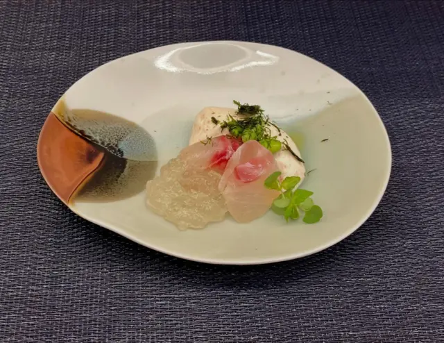 【知多で醸す酒「白老」＆フレンチ割烹の酒菜№２】
7月5日㈮、発酵東海ツーリズムプログラムにて開催しました

ここにしかない夏を味わう講座！投稿第２弾！
銘酒「白老」5種とフレンチ割烹5品の至高のペアリング🙇‍♀️

猛暑の中、皆様にお越しいただき、心より御礼申し上げます🙇‍♀️

★「知多の酒」を学ぶ 
＊講 師 ： 
澤田酒造株式会社 6代目 澤田薫氏✨

創業嘉永元年、古式伝承製法で酒を醸す澤田酒造の銘酒「白老」について、知多の酒づくりの歴史や昔ながらの製法など、知多で醸す進化と伝承の酒づくりのお話など

★ここにしかない夏を味わう　
＊酒菜 担当 ： 
フレンチ割烹「さゝ」 　店主 仙田 巧氏✨

東海地方の地産地消少量多皿料理がコンセプト。仙田さんが産地に足を運び、ツクリテの想いを大切に厳選した食材で料理をもてなしてくださいます💕

＊お酒 担当：
澤田酒造株式会社 副社長 澤田英敏氏

5種それぞれのお酒の特徴をわかりやすく解説。お酒を並べるシートがさらにスゴイ！「銘柄＋QRコード付き」

銘酒「白老」5種と
フレンチ割烹「さゝ」地産地消こだわりの酒菜で、美味な「夏を呑む」

白老仕込み水もたっぷりとどうぞ✨

フレンチ割烹「さゝ」 酒菜メニュー＆ 
澤田酒造「白老」ペアリングメニュー❣️

＊知多・佐布里梅ﾊｾﾞ･ｶﾜﾊｷﾞ･ﾗﾍﾞﾙ）」真鯛マリネ。コンブチャのジュレ
➡️純米吟醸 白老 知多の花露

＊安城・平飼いとブルーチーズのジュレ磯の香り
➡️白老  純米吟醸  うすにごり酒

＊師崎・すずきのクネル 甲殻類とココナッツのソース
➡️辛口特別純米酒  白老(ﾊｾﾞ･ｶﾜﾊｷﾞ•ﾗﾍﾞﾙ)

＊常滑・こに豚の粕漬焼きと発酵じゃがいものニョッキ濱納豆のソース
➡️白老　自然栽培米の酒　無濾過生原酒

＊美浜・無農薬栽培米のシーフードカレー
➡️純米吟醸仕込みの梅酒　白老梅（白）

発酵ツーリズム東海 プログラム無事終了❣️
澤田酒造様、フレンチ割烹さゝ様のご協力のもと、「地域の食文化」への応援しています📣

▼クラウドファンディングも実施中❗️
地域の食文化のピンチを救いたい❗️
https://motion-gallery.net/projects/tokaihakko

どうぞよろしくお願いいたします🙇‍♀️

#澤田酒造
#白老
#フレンチ割烹ささ
#発酵ツーリズム東海
#半田運河発酵マルシェ
#おいしくらし工房覚王山
#ここライフ100
#地域の食文化