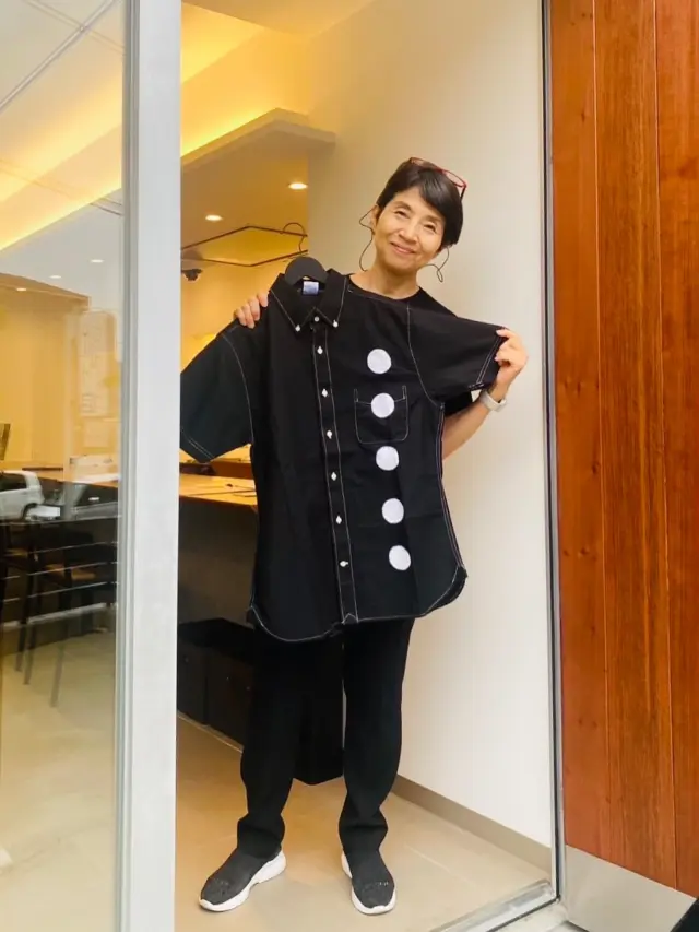【中村商店期間限定ショップ あと3日！7/17迄】
山勝染工株式会社×おいしくらし工房覚王山
中村商店 期間限定ショップ
7月15日（火）10時～16時まで
7月16日（水）・17日(木)　10時～18時まで

昨日は、午前中からドタバタと…お子さま連れのお客様や、“黒”好きの皆様にお越しいただき、にぎやかなひとときとなりました✨

午後には、佳津さんと安保ちゃんもご来店。
佳津さんとは話が弾みすぎて、うっかり写真を撮り忘れてしまい…残念😭

その教訓を活かして、安保ちゃんとはしっかり写真撮影会を楽しみました📸

暑い中お越しくださった皆様、本当にありがとうございました。心より感謝申し上げます🙇‍♀️

『中村商店』 大正八年創業・山勝染工㈱
日常に、品格のある黒を――

『中村商店』は、大正八年創業の「山勝染工」が受け継ぐ伝統技術を活かし、名古屋黒紋付染の美しさを、現代的なデザインでご提案しています❗️

代表的アイテム「黒紋付染Tシャツ」は、上質さと落ち着きを兼ね備えた、大人のための一枚です。伝統技術を用いて染め上げた、深く艶やかな黒！

その色合いは、一般的な黒とは一線を画し、静かに、しかし確かな存在感を放ちます。カジュアルでありながらも、どこかに「格式」を感じさせるこの黒は、装いに凛とした品を添えてくれます❣️

Tシャツの他は、ブラウス、ワンピース、スカート、ストール、浴衣、扇子、バッグ、下駄など――

100年以上にわたり磨かれてきた染めの技を通して、伝統工芸をもっと身近に。

名古屋黒紋付染を現代の感性で、日々の暮らしに寄り添うアイテムを多数取り揃えております❗️

皆様のお越しを心よりお待ちいたしております🙇‍♀️

#中村商店
#名古屋黒紋付染め
#伝統的工芸品
#染め替え相談
#漆黒の染め
#おいしくらし工房覚王山
#覚王山商店街
#ここライフ100