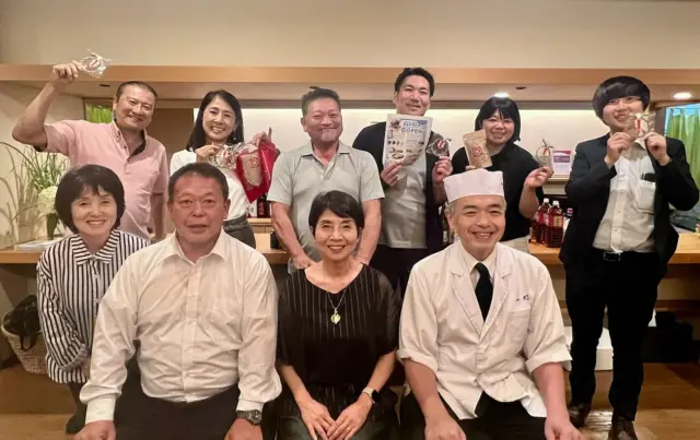 【南三河食文化研究会 文月定例会 第1弾】

日時：7月15日㈫18時～
場所：碧南市 小伴天はなれ 日本料理一灯

おいしくらし工房覚王山のPOPUP開催にて遅れて参加しました😊

もうすでに皆さんは、盛り上がり楽しい会合に✨

本日ご欠席のおとうふ工房いしかわ 石川社長より「茅の輪守り」を受け取りました

無病息災や災難除けを願うものです。おいしくらし工房覚王山の店内に立てます🙇‍♀️

＊おとうふ工房いしかわ 原さん

刈谷ハイウェイオアシスにて、
日本の農業を応援する「風土市場 まめぞう」
明日17日OPEN！！！
https://kariya-oasis.com/facility/eat/post-1.html

おめでとうございます㊗️
地元のもち米を使った「おもちや豆蔵」食べたーいです✨
お楽しみが盛りだくさんの開店記念

*日本料理 一灯 長田料理長
老舗東海グルメ冊子「月間 なごや」にて、巻頭インタビュー「とうかいの発酵食文化を未来へ」9ページ掲載！長田さんならではのお話がいっぱいで楽しいですね。💕

杉浦味淋 杉浦社長
吟醸工房でオーダーされた「嘉酒」貴重な生酛づくりのお酒のお話。芳醇なうま味で、今日のお刺身にピッタリでした！本当にい美味しいい酒❗️

平松食品 平松良海さん
新商品のご紹介。まだお話できないですが、早く発売してほしいと願うホンモノの旨さと風味！美味しゅうございました😊

そして、新しく会員になられた、

＊家田製菓株式会社 家田社長
二条大麦のシリアルをいただく！
ビールの原料といわれる二条大麦を使ったシリアルをご紹介💕

＊株式会社おおしま 大島社長 
企業及び官公庁､学校､病院などにお弁当を提供している会社で、約700社とお取引！スゴイです！

ご多忙で、とっても明るくてお優しい社長さん。経験豊かな管理栄養士秋山さんもご一緒に出席❗️

名古屋まで帰宅時は、途中までご一緒ありがとうございます♪

＊衆議院議員 石井たく氏
万博などいろいろなお話やはり、迫力あります✨

＊事務局長 磯貝さん
豆腐マイスター、大阪万博のお話。
万博は、予約しないパビリオンも楽しいそうです✨

南三河食文化研究会の新たな取り組みも頑張っています💕

この度も、素敵なご縁がつながりました。
皆様に感謝申し上げます🙇‍♀️

最後の一本締めは、僭越ながら 水谷より。
理由は、出席者の中で、一番年上です💕

第2弾は、
長田さんのお料理などをご紹介します❗️

やっぱり、やっぱり、一灯さん！
美味しゅうございました💕
女将さん、スタッフの皆様、心よりのおもてなし、ありがとうございます🙇‍♀️

#南三河食文化研究会
#おとうふ工房いしかわ
#杉浦みりん
#愛櫻みりん
#平松食品
#大麦ぽん
#おおしま弁当
#大阪万博
#豆腐マイスター
#日本料理一灯
#月刊なごや
#おいしくらし工房覚王山
#ここライフ100