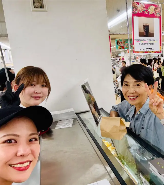 【星が丘にて満喫な午後のお話】
おやつは、あんバタスコーン✨と、
決めて星が丘三越へ

●スコーン＆TEAパーティー 2025
8階 ：催物会場
9/10(水)～9/16(火)
10時～19時[最終日17時]

★RIB chocolateへ
こんにちは！可愛い女子スタッフちゃん✨
スコーンショコラ は売り切れなの！さすが👍

「スコーンあんバター」最後の一個❣️
老舗のあんこと新鮮たっぷりバター✨
イートインスペースでいただくことに…
大迫力で美味しく、お腹いっぱい（笑）
ごちそうさまでした🙏

●蓬莱泉販売会
1階：星ヶ丘フードガーデン ワイン＆リカー
9/10(水)～16(火)

星ヶ丘三越オリジナル酒「星美人」や限定品❗️
「魔訶」「吟」もあり、量り売りなどもあり‼️

こんにちは😊
スゴイ！スゴイ！貴重なお酒いっぱい
純米吟醸「蓬莱泉」　ひやおろしも😍
記念写真も名コンビショットで📸
いつもありがとうございます♪

●TOMO CAFÉ‘E
1階：星が丘テラス ザキッチン２
営業時間　10:00〜20:00

「まごわやさしい家ごはん」をコンセプトに、こだわりの生米麹で仕込んだ自家製発酵調味料をふんだんに使用した「胃ごこちの良い」ランチやお弁当を販売✨

友子さんこんにちは😊
お嬢様、はじめまして✨

代表の友子さんとは、
イベントではよくお会いするのですが、この度はゆっくりお話しできました。お話すると、さらにいろんなご縁がつながります❣️

早速GET❗️お惣菜3つパックセット💕
お近くですので、また、伺います！

素敵なご縁に囲まれハッピーな星ヶ丘✨
皆様に感謝します❣️

#星が丘三越
#スコーンティーパーティー
#ribchocolate
#蓬莱泉
#魔訶
#吟
#トモカフェ
#まごわやさしい
#胃ごこちよい
#おいしくらし工房覚王山
#ここライフ100