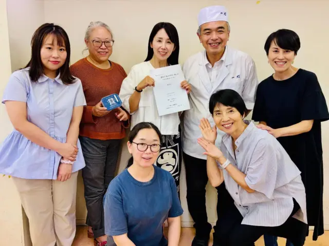 【豆味噌の魅力と老舗味噌蔵の挑戦】
愛知の「食」を学ぶ・楽しむ
～文化や伝統の担い手と共に～　
朝日カルチャーセンターにて最後の講座！参加しました❣️

7月は、「覚王山夏祭り」の準備でお休み😭
「愛知の醸造文化と白醤油」
ヤマシン醸造㈱ 岡島社長の講座✨
拝聴できず、誠に無念です！
本日資料をありがとうございます🙇‍♀️

では…今月は
＊講師：日本料理一灯 長田勇久氏
＊ゲスト：佐藤醸造株式会社
店舗運営部マネージャー 佐藤明美氏

第1部 講義
【豆味噌の魅力と老舗味噌蔵の挑戦】
1874年（明治7年）創業の佐藤醸造株式会社✨

味噌とたまり醤油を製造する老舗として、愛知県尾州地区に根を下ろしています。濃尾平野と木曽三川の恵みを受け、この地は古くから酒造や味噌・醤油づくりが盛んな醸造の里。現在は地域唯一の味噌蔵元として伝統を守り続けています❣️

＊七宝みその魅力は…
みそは生き物！「蔵ぐせ」と「技」がつくりだす七宝みその風味✨

大豆・塩・水だけを原料に、木桶でじっくり熟成させる豆味噌は、愛知県の特産。佐藤醸造では古式木桶仕込みにこだわり、独自の工夫で豆味噌特有の渋みや苦味を抑え、まろやかでコク深い風味に仕上げています。蔵には、なんと「味噌を癒す音楽」が流れているという徹底ぶりです✨

＊工場直売所「あまの蔵」
加熱殺菌していない“掘りたて生みそ”をはじめ、各種みその量り売りや愛知特産のたまり醤油、調味料を販売。訪れる人に味噌文化を身近に感じてもらえる場となっています✨

＊ベーカリー工房「海部のくちどけ」
佐藤醸造はパン工房も展開。
人気の「みそメロンパン」は3年間で累計10万個を突破。ほかにも「味噌食パン」など、豆味噌の新しい楽しみ方を提案しています✨

さらに、2年の構想を経て完成した「くちどけチーズケーキ」は、北海道産100％のクリームチーズに豆味噌のコクをプラス。味噌屋さんならではの発酵スイーツとして注目を集めています❗️

佐藤先生の講座を受講し、「百聞は一見に如かず！」伝統と挑戦を体感できる直売所は、足を運びたくなりました😊

第2部　食 事
日本料理一灯謹製 お弁当
「七宝味噌と醤油を味わう」

講義：日本料理一灯　長田勇久氏
日本料理「一灯」味噌と醤油の魅力を存分に💕

・小　鉢：切干大根　おから など
・口取り：サワラの幽庵焼・冬瓜甘酢煮
・煮　物：厚揚げ味噌煮・ナス・南瓜など
・キノコご飯・白ごはん・赤だし
・豆乳ムース・ラスク・フルーツ

七宝みそのまろやかさは、赤だしでひときわ感じられる✨優しい口あたりながら出汁の旨みを引き立て、厚揚げの味噌煮もさらりとした甘みが広がる✨幽庵焼にはたまり醤油が効き、思わずご飯が進む味わいでした❣️

長田料理長は、料理ごとに豆味噌とたまりを巧みに使い分け、素材を生かす技を披露。まさにプロの極意を実感するひとときです❗️

佐藤醸造の佐藤氏とともに、あいちの豆味噌文化の奥深さをお伝えいただきました😊

【学びの原点に思いを寄せて】
この日は、朝日カルチャーセンター名古屋での最後の講座の日でした。

廊下の壁には「61年ありがとう」の文字が掲げられ、長く親しまれてきた学びの場の幕引きを静かに告げていました。

私も、35年前にここでインテリアコーディネーター資格取得講座に通った一人❗️

専業主婦から「インテリアの世界へ挑戦！」と飛び込み、合格しました✨

当時を振り返れば無謀な挑戦だったかもしれないですが、その一歩のおかげで今があります😊

最後の講座に立ち会いながら、改めて「学び続けることの大切さ」と「新しい一歩を踏み出す勇気」を教えてくれたこの場所とご縁に感謝いたします🙇‍♀️

次回から、某文化センターへ引継ぎです
ご予約される方はどうぞお早めに。とのこと。

佐藤先生、
素敵な講座をありがとうございます🙇‍♀️
長田先生、お疲れさまでございます🙇‍♀️

長きにわたるご尽力に心から感謝いたします！引き続き、よろしくお願いいたします❣️

#七宝みそ
#佐藤醸造
#たまり
#日本料理一灯
#味噌パン
#みそメロンパン
#豆味噌文化
#尾州尾張の醸造文化
#朝日カルチャー名古屋
#おいしくらし工房覚王山
#ここライフ100
