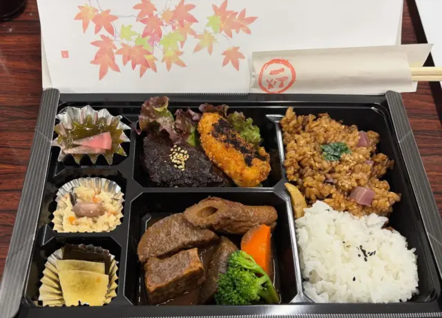 【岡崎の八丁味噌文化を伝える】
NHK文化センター
愛知の「食」を学ぶ・楽しむ
～文化や伝統の担い手と共に～

講師：小伴天はなれ 日本料理一灯
長田 勇久氏
ゲスト講師：株式会社まるや八丁味噌
代表取締役社長 浅井信太郎氏

第一部　講義
講師：まるや八丁味噌　浅井信太郎 氏

岡崎城から西へ八丁（約870m）、東海道の街道筋に佇む「まるや八丁味噌」。
江戸時代から続く八丁味噌造りの伝統の技と味❣️

■ 伝統の技
直径・高さとも約２メートル木桶に、約６トンの味噌を仕込み、その上に約３トンもの重石を職人が一つ一つ円錐状に積み上げる！
石積みの技は、今も手作業によって受け継がれている✨

■ 伝統の味
二夏二冬（約２年）の自然熟成に委ねるという昔ながらの製法を守り、素材の旨みを最大限に引き出している。これぞ変わらぬ「まるや八丁味噌」の味❗️

■ 木桶づくりの継承
仕込み用の木桶は重さ約700キロ、平均使用年数は約100年と言われている。

しかし、桶職人の減少により、新しい桶の製作が難しくなっている。20年前、「もう作れない」と言われながらも交渉を続け、毎年３つずつ製作を続ける約束を取り付けた。この取り組みにより、木桶づくりの伝統も今に息づいている😊

■ 有機へのこだわり
浅井氏はドイツ留学時に出会ったオーガニック思想に影響を受け、1980年代から有機大豆を使った八丁味噌を開発。

日本初の有機認証八丁味噌として、ヨーロッパを中心に20か国以上へ輸出。さらにコーシャ（ユダヤ教認証）など世界的な有機認証も取得し、八丁味噌を世界へと発信している❣️

■ 現代の名工に選出
令和６年度「卓越した技能者（現代の名工）」を、まるや八丁味噌の浅井社長、カクキュー八丁味噌の早川社長とともに選ばれました。醸造業界で初の快挙❣️

■ 試食体験
八丁味噌をお湯で溶いた味噌汁と、「有機八丁味噌」と「三河産大豆八丁味噌」の食べ比べを体験。

八丁味噌本来のコクと旨みを味わいながら、豆味噌食文化の奥深さを学ぶ✨

海外では「MR HATCHO」の愛称で
親しまれる浅井社長。

伝統と革新を両立させ、世界に誇る八丁味噌味として未来へとつないでいる✨

第二部　食事
講師：日本料理 一灯　長田 勇久 氏
お弁当：日本料理 一灯 謹製

「八丁味噌を味わう」

■ 本日のお献立
小鉢：おから、かぶ甘酢漬け
揚げ物：味噌ヒレカツ２種（味噌だれ・味噌パウダーがけ）
煮物：大根、ちくわ、里芋などの味噌煮
ご飯：味噌炊きご飯・白ご飯
汁物・甘味：赤だし、南瓜豆腐、
八丁味噌パウダー　粒あん

「日本料理 一灯」では、まるや八丁味噌さんとカクキュー八丁味噌さんの両方を使用。
県内でも珍しい、２つの蔵の味噌を使い分ける唯一の日本料理店！

地元三河の調味料と食材を知り尽くし、
素材の持ち味を引き出す料理

特に八丁味噌の使い方は驚きがあります。

「味噌炊きご飯」は初めて味わう深い旨みで、味噌の香りが広がる逸品💕

伝統を守り未来へつなぐ八丁味噌文化を学び、味として体感する、八丁味噌の可能性をおいしく堪能しました。

浅井先生、長田先生ありがとうございます🙇‍♀️

次回は、平松食品株式会社　平松社長です。
とても楽しみにしております😊

#まるや八丁味噌　#浅井信太郎
#有機八丁味噌　#三河大豆八丁味噌
#日本料理一灯　#岡崎城
#おいしくらし工房覚王山
#ここライフ１００