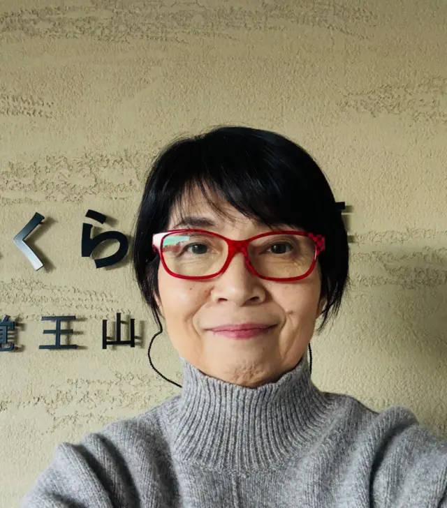 【おかげさまで、元気に過ごしております】
いつもありがとうございます。
おいしくらし工房覚王山　水谷陽子です。

この度はご心配をおかけし申し訳ございません。
11/23は欠席し、12月の展覧会も延期させていただきました。

お客様ならびに関係者の皆様にはご迷惑をおかけいたしましたこと、心よりお詫び申し上げます。

先週金曜日より「胸椎圧迫骨折」のため激しい痛みで歩けなくなり、整形外科に入院。

25日午前に「BKP（経皮的椎体形成術）」を受け、術後3時間ほどで歩行器を使い病室へ戻る。

おかげさまで、28日に無事退院し、現在はコルセットを着けながら日常生活を送っております。痛みもほとんどなく、歩くこともできます。

66歳にして初めての手術。
前半は激痛との闘いでしたが、後半は患部を支えてくれた筋肉の痛みと向き合いながらの入院生活でした。

担当医の先生、看護師の皆様には、心身ともに支えていただき、本当に感謝しております。

術後は驚くほど動けるようになりましたが、皆様のお言葉どおり、無理をせず、ゆっくりと過ごしております。

簡単ではございますが、ご報告まで申し上げます。

なお、12月5日（金）【百年を紡ぐ 一期一会】
当工房の出張イベントは予定どおり開催いたします。

八事カミクラにて、
皆様にお会いできますことを、
心より楽しみにしております。

今後ともどうぞよろしくお願いいたします。

おいしくらし工房覚王山 水谷陽子