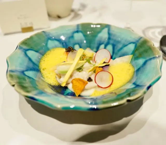 【12/5 百年を紡ぐ　一期一会】 
八事カミクラ × 陶芸家 寺田鉄平×おいしくらし工房覚王山
盛会にて、大好評にて終了いたしました🙇‍♀️

ご参加の皆様、本当にありがとうございます。
皆様にお会いできまして、とても嬉しく存じます。
お楽しみいただけましたでしょうか

寺田鉄平さん、レストランカミクラ 神倉ご夫妻、スタッフの皆様には、準備からご尽力いただき心より感謝いたします🙇‍♀️

お天気もよろしく、庭の紅葉も艶やかに、百年の館と、丹精込めた料理と器作品のコラボレーションが、唯一無二の時間を紡ぐことになりました✨

まずは、プロローグ
・探　訪：八事石坂の家（築百年、和洋融合の歴史的邸宅）
マダム明子班で、館の歴史と建物探訪✨

・座　学：寺田鉄平氏「やきもの物語」
鉄平班は、美山工房の歴史、瀬戸の器についてなどを✨

15名様ですので、2班に分かれて開催しました❣️

そして、乾杯🥂
寺田鉄平氏によるご発声✨

レストランカミクラ スペシャルフルコース＆寺田鉄平氏の5点の作品のコラボレーションがスタートです😊

■スペシャルフルコース
＊アミューズ

＊白子と根セロリ

＊トリュフのリゾット

＊甘鯛の鱗焼き アメリケーヌソース

＊エゾシカの炭火焼き ジュニパーベリーソース

＊フロマージュ3種
モンドール、トム・ド・シェーブル、
ブルードヴュルニュ

＊チョコレートのムース 苔モモ添え

＊コーヒー・小菓子

■コラボ作品 5点
＊黒釉金彩丸中皿（位置皿・鹿肉）

＊瑠璃織部輪花反り鉢（白子と根セロリ）

＊黒織部三角平鉢（フロマージュ）

＊黄瀬戸輪花段皿（チョコムース）

＊カミクラ一期一会（パン皿）プレゼント

一度きりの奇跡ともいえる瞬間に立ち会い、
胸が震えるような深い感動を覚えました❣️

五感が調和し、百年を紡ぐ
心に深く響くコラボレーション💕

伝えずにはいられない思いがあります。
出会いは奇跡であり、ご縁はタカラモノ✨

12月5日、この日、この場所、
私にとって生涯心に刻まれることでしょう✨

ご参加くださった皆様、また、支えてくださった関係者の皆様に、心より深く感謝申し上げます！
誠にありがとうございました🙇‍♀️

よろしければ、写真をゆっくりとご覧いただき、
ご一緒にお楽しみいただければ幸いです😊

ご参加いただきました皆様には、
写真をご提供いただきありがとうございます🙏

ご投稿やタグ付けなど、心よりお待ちしております😊

#レストランカミクラ
#美山陶房
#寺田鉄平
#おいしくらし工房覚王山
#ここライフ100