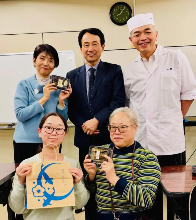 【三河のはぜ甘露煮づくり】
NHK文化センター講座参加しました！
愛知の「食」を学ぶ・楽しむ
～文化や伝統の担い手と共に～

講師：小伴天はなれ 日本料理一灯
長田 勇久氏
ゲスト講師：平松食品株式会社
代表取締役社長 平松賢介氏

第一部 講義
つないでいきます 三河のはぜ甘露煮づくり
講師：平松賢介氏

●生炊佃煮について
鮮魚原料から佃煮に加工することを生炊佃煮。
「良いつくだ煮は、良い原料でないと作れない」
という先代からの教えを守られています✨

●「はぜの甘露煮」こだわり伝統製法
🔹1日目：加工・焼き・釜詰め
鮮度のよい「はぜ」を丁寧に下処理し、臭みをしっかり取り除いき、乾燥して素焼きにします。焼き上げたはぜを釜詰め。この釜詰めの時、「魚煮籠」と呼ばれる竹籠で、おなかを上に向けて、魚の身の崩れなきように手作業で詰め、一晩冷凍に❗️

🔹2日目：
秘伝のたれで2～3時間かけてじっくり煮込み、一晩つけ込みます✨

🔹3日目：仕上げ
最後に仕上げに、タレ（かけだし）をかけて完成です。

こだわり伝統製法で
上品な甘さと深い旨みの絶品のお味です❣️

●地域の伝統製法の証「本場の本物」認定。
「本場の本物」は、平成17年度に農林水産省の補助事業として、ヨーロッパ型の地域食品ブランド表示基準制度として（一財）食品産業センターが策定！

その土地において伝統的に培われた「本場」の製法で、地域特有の食材などを用いて「本物」の味を作り続ける。こだわりの証が、「本場の本物」です❣️

＊三河生炊佃煮（Ⅱ種認定/平松食品）
あゆ・はぜ・めひかりの甘露煮✨

他に、愛知県では、
＊三河産大豆の八丁味噌（まるや・カクキュー）
＊三河碧南の白だし（七福醸造）

●はぜの日本の食文化について
＊仙台雑煮（宮城県）焼きはぜの出汁
＊はぜの佃煮（東京都）深川。
＊はぜ料理各種（島根県）宍道湖。
＊はぜの昆布巻（愛知県）南三河地区など。

他、四国地域など、はぜは日本各地で愛されています💕

●海外展開について
台湾、アメリカ、ヨーロッパ、ベトナム、タイなど世界へ販路を広げる平松食品さん。世界への発信へこだわりは、各国の食文化を研究して展開✨

食と文化、ライフスタイルに合わせる情報発信で、世界中に佃煮ファンを増やすという、まさに感動するお話たくさん伺いました😊

第一部 食事
日本料理一灯 謹製お弁当✨
「はぜの甘露煮と共に」

小鉢：
・切り干し大根・かぶ甘酢漬けなど
焼き物
・はぜ入り卵焼き・海老・鰆ゆうあん焼など
煮物
・はぜ甘露煮・がんも・南瓜など
ご飯
・はぜ出しご飯など
吸い物（はぜ出汁で）
サツマイモムース・粒あん

長田料理長の本日もおいしいお弁当🍱
心身ともに染みるお味💕

「はぜ甘露煮」を主役におめでたい食材と
コラボレーション✨

いつものアレンジお料理に、焼きはぜを出汁に使った吸い物は、お雑煮をイメージして、小松菜をトッピングしたり、出汁で炊いたご飯などもあり。はぜの食文化を満喫した貴重で美味なお弁当✨ごちそうさまでした🙇‍♀️

平松先生、長田先生、三河食文化と海外展開のお話は興味深く、タイトルとでもあるように、「次世代へつなぐ」は、様々な機関や約束事をクリアして、計画的に進めるなど。

大切なポイントをわかりやすく学び、
三河の食文化に明るい未来を感じました✨

厚くお礼申し上げます🙇‍♀️

来月は、「あいち在来種保存会 代表 高木幹夫氏」
私の師匠、高木さんの名言は数多くあり！
次回も楽しみにしています😊

追記：元気です！栄まで電車でいきました🚃

#平松食品
#はぜ甘露煮
#日本料理一灯
#NHK文化センター
#おいしくらし工房覚王山