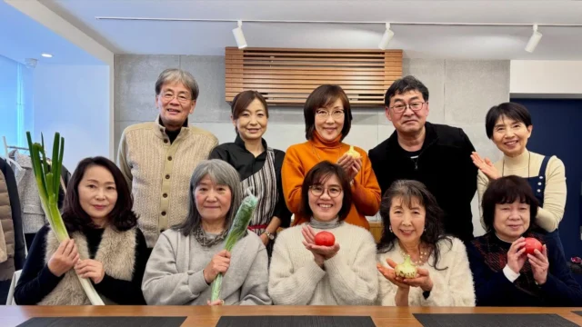 【第5回あいちの伝統野菜学べる教室】
この冬も健やかにあいちの伝統野菜で楽しく冬ランチ✨

寒波が押し寄せ、身にしみる寒さの一日となりました。ご参加の皆様に、心より感謝申し上げます🙇‍♀️

愛知の風土の中で昔から大切に作られてきた「あいちの伝統野菜」を、楽しく・おいしくフカボリする講座です。冬ランチでは、旬のあいちの伝統野菜や季節の食材をたっぷり使った、食べてうれしい、体もよろこぶレシピをご紹介しました❣️

第1部　座学
「あいちの伝統野菜を学ぶ」　

■講師：高木 幹夫 氏
あいち在来種保存会 代表世話役人
[野菜ソムリエ（上級プロ）地域特産物マイスター認定]

＊あいちの伝統野菜の解説
・越津ネギ
・養父早生タマネギ
・愛知ファーストトマト
・愛知早生フキ　

＊国産野菜の種の事情
種子の海外依存度は約9割で、結果、野菜の自給率は8％では？今後の野菜の安定供給の危うさ解説など

第2部　料理教室　　レシピ別資料
「この冬も健やかに！あいちの伝野菜で楽しく冬ランチ！」

■講師：山本 理江(やまもと まさえ)氏
[管理栄養士 ・フードコーディネーター]

あいちの伝統野菜＆旬の食材で栄養バランスを💕
寒い冬！心もカラダもホッとするランチ😊

＊養父早生たまねぎのマリネ
＊愛知早生ふきと桜えびのフリット
＊ファーストトマトのムース
＊越津ねぎのポタージュ
など！

高木さんのあいちの伝統野菜についての座学では、あいちの伝統野菜の解説と、日本の野菜の現状などを知っていただきました❗️

参加者の皆さんからは「これからもっとあいちの伝統野菜のことを広めていきたい」という声もあがり、学びが次の行動につながると感じました✨

ランチタイムは、山本先生のユーモアたっぷりな料理解説を聞きながらの楽しい時間！

作り方のコツや栄養のお話も交えつつ、笑顔と会話が自然と広がり、心も身体もほっと温まる、おいしいひとときとなりました😊

次回は7月26日(日)を予定しています。
皆様のご参加を心よりおまちしております🙇‍♀️

#あいちの伝統野菜
#あいち在来種保存会
#山本理江
#管理栄養士
#おいしくらし工房覚王山