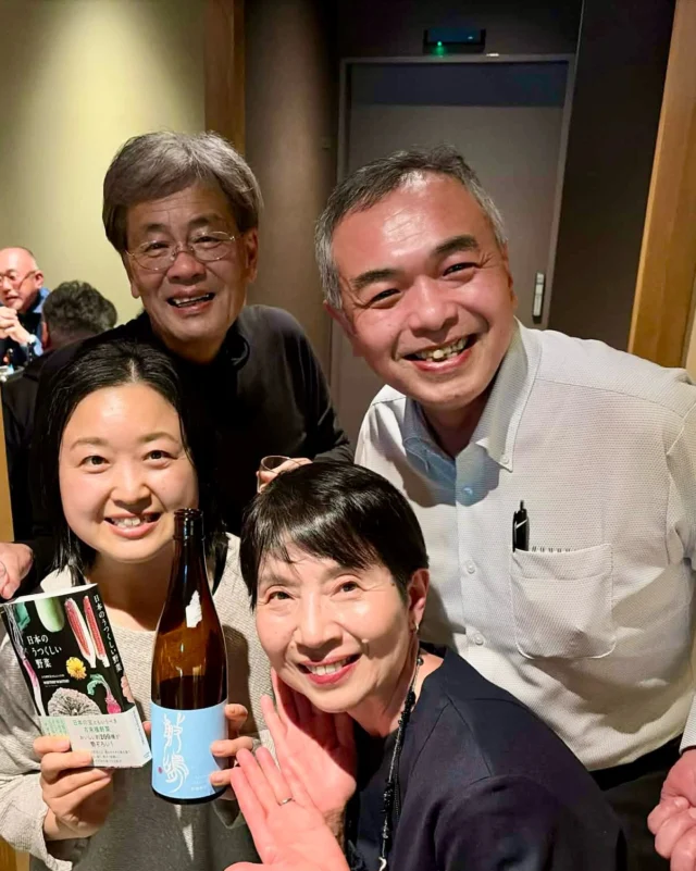 【第10回 あいち在来種保存会総会】
あいち在来種保存会総会 出席いたしました😊
会 場：旬醸 まほろば（顧問 田中氏プロデュース）

＊挨拶：あいち在来種保存会代表 高木幹夫氏

１）食の達人 講話
食の達人：元中日新聞論説委員 飯尾 歩氏

＊「食」から考える世界の環境問題などを…
現在のカカオ価格高騰の背景には、世界の生産の約7割を担う西アフリカの4か国での異常気象。猛暑や病害で収穫減少。さらに牛肉生産による温室効果ガスや森林伐採も温暖化を加速。気候変動と、「食」はつながっていると実感したお話❗️

「あいちの在来種を保存、そして、あいちの伝統野菜は、『文化』ではない。」と！心に残るお言葉もございました✨

飯尾さん、
学び多き講話会をありがとうございます🙇‍♀️

２）あいち在来種保存会の活動報告と今後の予定
＊2023年～「あいちの伝統野菜」HPリニューアル
＊2025年 様々な活動紹介

＊2026年 2/17大府発！
「地域の伝統野菜を守り、次世代へつなぐ“たね”循環プロジェクト」あいち在来種保存会、大府市、至学館大学でスタート。などなど❗️

３）交流会
・おばんざい3種 ・刺身3種・サワラの幽庵焼き・牛肉鉄板焼き・天婦羅・和牛ローストビーフ・桜エビの釜飯・アイスと最中など。ドリンクも豊富です💕

豪華なお料理は、美味しくて、大満足です！歓談が楽しく、お料理写真を撮り忘れております🙏

私たちのテーブルは、葉子ちゃんから「敷嶋」差し入れ🍶さらに盛り上がりました❣️

今回は、いつものメンバーさん、お久しぶりの皆様、あいちの伝統野菜の生産者の皆様ともご縁がつながりました✨

最後は、一本締めで終了❣️

代表 高木さん、事務局の皆様、素晴らしい総会を開催いただきまして、厚く御礼申し上げます。今後ともどうぞよろしくお願いいたします🙇‍♀️

おいしくらし工房覚王山では、2/8「第5回あいちの伝統野菜を学べる教室」に開催しました🙏

これからも「あいちの伝統野菜」の普及に微力ながら努めてまいります。どうぞよろしくお願いいたします😊

#あいち在来種保存会
#あいちの伝統野菜
#旬醸まほろば
#おいしくらし工房覚王山
#ここライフ100