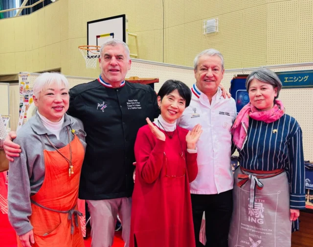 【ル・グラン コンクール フロマジェ MOFセレクション ジャポン】

岐阜県大垣市の旧牧田小学校跡地で、全国から100種類以上の国産乳製品が集うイベントが3日間開催されました😊

注目は、フランスの国家最優秀職人章「MOF（Meilleur Ouvrier de France）」を持つチーズ職人による審査！MOFは約180職種に与えられるフランス最高峰の称号で、“フランス版人間国宝”とも称されます。

世界水準の審査を通じ、国産チーズの品質向上と国際的評価の確立を目指すコンクールです❣️

審査終了し、
最終日のチーズフェスティバルに参加🧀

フェスティバルは、18ブースの出展✨
美味しいものやワークショップが盛りだくさん✨

●ヤマサちくわ㈱　ちくわ＆チーズ
堀田さん、いつもお世話になります🙇‍♀️
じゃガレット、ぱんでマーク、シャカシャカ豆ちくわ✨それぞれ3種のチーズソースのトッピングが選べます。美味しい💕

●エニシング　前掛けの専門店
舞海さん、いつもありがとうございます🙇‍♀️
日本に唯一残る前掛け産地・愛知県豊橋の自社工場で約４０年ぶりに復活させた、前掛け本来の厚みのある『一号前掛け』を製造！オーダーも可能！
素敵な前掛けたくさんあります✨

●Stay Aichi
さき子ちゃん、お会いできて嬉しいです😊
愛知県の酒・発酵食文化を通じて、国内外からの来訪者が愛知県を「第3のふるさと」と感じるような旅の楽しみを提供！愛知の発酵食の展示と試食など。発酵のイベントを紹介しています✨

●MOF MUSEUM NAGOYA
ラクレット＆パン、チーズフォンデュ、ホットワインなど。出来立てがとっても美味しかったです。

いろいろなご縁にも恵まれ、
心弾むひとときとなりました✨

●デモンストレーション「チーズプラトー」
MOFチーズ職人、ドミニク・ブシェ氏が、
大垣市長へ直々にご伝授

チーズは“色”でセレクトすること、さまざまなカタチの魅力、切り方やナイフによって香りまでもが花開くと❣️

わかりやすく奥深い解説とともに、丁寧にカットし、美しく盛り付ける技を学ばせていただきました。とても貴重で、実り多い時間でした✨

そして、サプライズ——

MOFチーズ職人のドミニク・ブシェ氏、
そしてMOFパン職人のクリスチャン・ヴァブレ氏。

お二人とご一緒に、皆さまでフォトタイム📸
まさに奇跡のような瞬間。幸せ❣️

さらにお土産は、
なんと、滋賀県「湖のスコーレ」のチーズ！
ほかにも、今回のコンクールに出品された、ヨーグルトやチーズをいただき、感激もひとしおです✨

やっぱり、チーズが大好き❣️
また、学び直し
楽しみながら、丁寧に、これからも✨

#mofセレクションジャポン
#ヤマサちくわ
#エニシング
#stayaichi
#おいしくらし工房覚王山