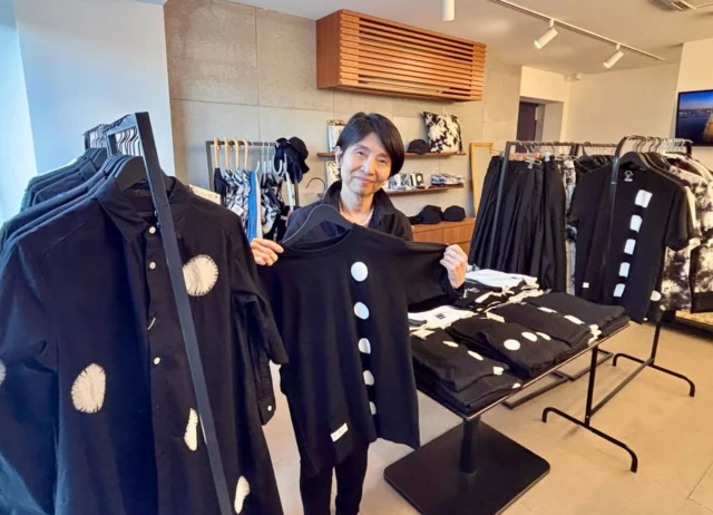 【中村商店POPUP 無事終了いたしました】
昨年に引き続き、中村商店 限定ショップ、
無事に終了いたしました✨

会期中は、たくさんのお客様に足をお運びいただき、心より御礼申し上げます🙇‍♀️

この度のPOPUP開催にあたり、山勝染工株式会社 中村社長には多大なるご尽力を賜り、ミニトークショーや染め替え相談会の開催など、特別な機会をいただきましたこと、深く感謝いたします。

今年は、海外へのお土産としてお選びいただくお客様も多く、伝統的工芸品「名古屋黒紋付染め」が海を越えて伝わると嬉しく思います✨

染め替え相談は、ジーンズ、訪問者など！
後日、お引き渡しいたします。おたのしみに✨

東京ガールズコレクションに出展したワンピース、
定番の黒紋Tシャツ、
季節に寄り添う綿のストールなど

「これを探していました」といったお声とともに
広がる皆さまの笑顔が、とても印象的でした😊

お仕事前に、お仕事後に、お休みにと、
中村商店のファンの皆様、おいしくらし工房のお客様、インテリア関係の皆様、食のイベントでご一緒している皆さま、ご近所の皆様…

さまざまなご縁がこの場にて、お立ち寄りいただき、ゆっくりと言葉を交わすことができました✨

何よりも豊かなひとときで、気づけば、
会話に夢中になっていました✨

多くの皆様とお写真をご一緒するのを忘れてしまい、
残念で反省です。

直接お会いできたこと、そしていただいた温かなお言葉のひとつひとつが、これからの励みとなっております❣️

皆さまに支えていただいていることを、
改めて実感し、心より感謝申し上げます🙇‍♀️

来年も開催予定です。
皆様にお会いできる日を、楽しみにしております✨

おいしくらし工房覚王山 水谷 陽子

#中村商店
#山勝染工
#名古屋黒紋付染め
#おいしくらし工房覚王山
#ここライフ100