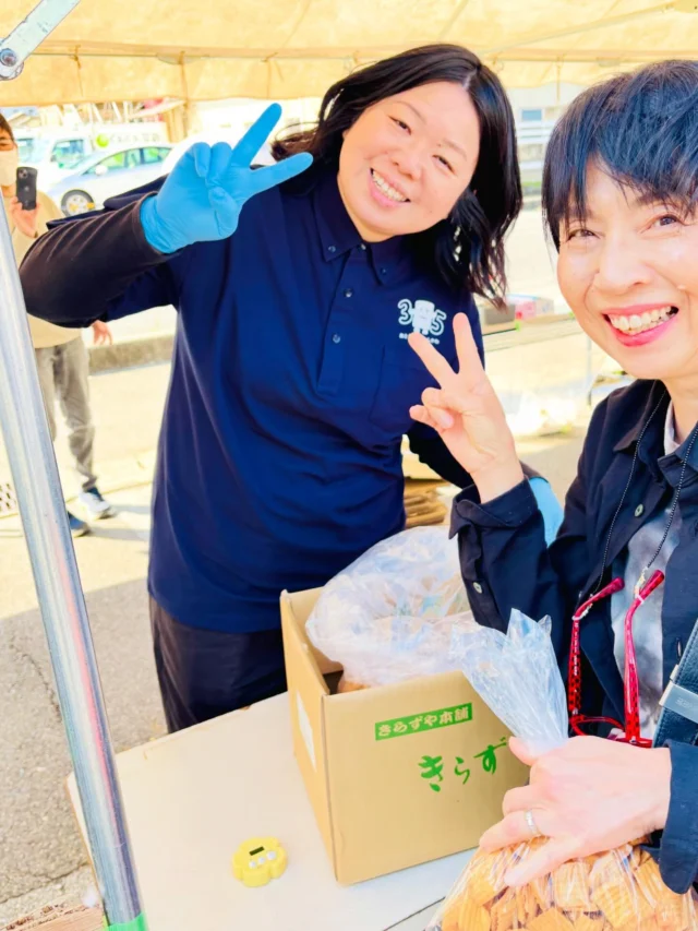 【おとうふ工房いしかわ 青空朝市！】
おとうふ工房いしかわさん
「青空朝市！」行ってきました😊大盛況です💕
早起きは三文の徳✨

■ 日時：毎月第１土曜 午前7:00～9:00
■ 場所：おとうふ市場 大まめ蔵 

今日は、売り切れ続出です😱

社長、おはようございます
35周年おめでとうございます㊗️

サニーフルーツ 積み放題 超ご多忙です✨

きらず揚げ詰め放題に挑戦❣️

よーいスタートで、3分間！頑張りました(笑)
大好きなきらず揚げ、袋に一杯です👍🏼
ありがとうございます🙏

お馴染みの皆様にご挨拶です❣️

ニシンなどの佃煮、お米、お麩、
えびせん家族キッチンカー、
豆乳パン、揚げ、がんも、などなど。

売り切れてたので、
おとうふとお惣菜は、豆蔵さん店舗で！

朝ごはんから、晩ごはんまで、ＧＥＴです！
そして、ちょっと🤫サプライズもあり！

大満喫した朝市❣️
皆様ありがとうございます✨感謝です🙇‍♀️

#おとうふ工房いしかわ
#平松食品
#麩や銀
#咲こう農場
#えびせん家族