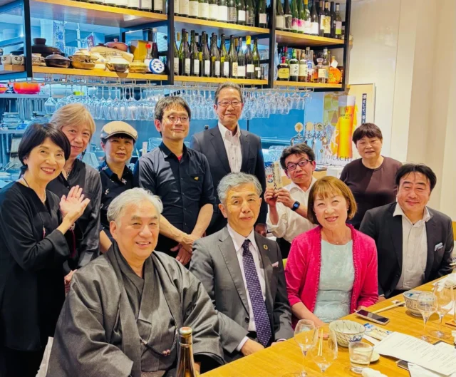 Nikoten で、あいちの小麦をあじわい学ぶ
おいしくらし工房覚王山 2周年記念 出張イベント

素材の物語を知り、職人の技に触れ、
一杯のうどんがもっと好きになるひとときを…😊

あいちの小麦をこよなく愛する 
レジェンドお二人が集結。

＊株式会社 金トビ志賀　
代表取締役社長　志賀 重介 氏

＊Higasiyama Nikoten店主 中村 誠 氏　

●うどん粉ひとすじの志賀社長が語る
「極上の素材」愛知産小麦「きぬあかり」を
製粉する極意の講話。

西三河から濃尾平野に広がる産地は、
小麦にとって不利な土地
安定して使える小麦として、「きぬあかり」が登場。

「きぬあかり」は、早生・短稈・耐湿性があり、
収量が多く育てやすい優秀な「あいちの小麦」
まさに「たくさん穫れて育てやすい麦」

長年培った製粉技術を用いて、
「きぬあかり」本来の美味しさを
引き出したうどん粉作る。

「あいちの麦」最前線のお話を
たくさん伺いました。

●手打ちひとすじ、中村さんが明かす「職人の技」
「きぬあかり」を「唯一無二の黄色に染まるめん」に

その黄色は、ただの色ではない。

粉の選定、練り、圧、延し——
すべての工程が積み重なって生まれた
「完成された色」

最初は、極上の出汁。
昆布：羅臼天然元揃え1等品。カツオ：本枯節

次に釜揚げきしめんを！最高においしい！
麺にこだわるだけでなく、出汁にはさらにこだわる。

マグロ節出汁 ・サバ節出汁など。

素材も産地厳選でこだわる
千葉のまぐろ、富山ほたるいか、広島かき、ピンク海老など

誠に美味しく、ごちそうさまでございます。

私はノンアルですが、他の皆さんは、
美味しいお酒を・・・ご歓談ください。

ご準備より多大なる尽力をいただきました、
株式会社 金トビ志賀　代表取締役社長　志賀さま
Higasiyama Nikoten店主 中村さま
誠に厚くお礼申し上げます。

そして、お忙しいところ、
ご参加いただきました皆様ありがとうございます。

これからも一歩一歩ではございますが、
素敵な企画をお届けできますよう頑張ります。

どうぞよろしくお願いいたします🙇‍♀️

#金トビ志賀
#東山ニコ天
#きぬあかり
#極上出汁
#おいしくらし工房覚王山
