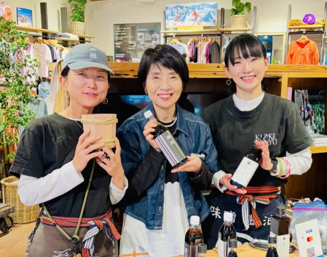 【パタゴニア名古屋 木桶 POPUP】
山川醸造（木桶醤油）＆木桶のめぐみ POPUP
■ 日時：5月1日㈮ 2日㈯ 11:00〜18:30まで
■ 場所：パタゴニア 名古屋ストア
本日5/2㈯　最終日です❗️

そのちゃま、かなちゃん、こんにちは😊
お会いできてとっても嬉しいです✨

本日は、木桶職人さんもご一緒ですね✨
はじめまして🙇‍♀️

■木桶について：
日本の伝統的な製法で作られる木製の容器で、醤油・味噌・酢・日本酒などの発酵食品の仕込みに使われてきました。杉を削って組み立て、竹の箍（たが）で締めるのが特徴です。発酵を助ける微生物の住処となり、独特の風味を生み出します✨

●たまりや 山川醸造 @tamariya_gifu
［木桶仕込みたまりの販売］
岐阜市でたまり醤油を醸造する蔵元。
木桶で醸造した旨味たっぷりのたまり醤油を販売❣️

●木桶のめぐみ @kioke_craft
［竹箍ブレスレット作りワークショップ］
「箍（たが）」とは、木桶を固定する竹の輪のこと✨
竹ひごを使って、たが編みのブレスレットを作ります❣️

・日程：5月2日(土)
・時間：①11:30–12:15　②13:30–14:15　
③15:30–16:15
・費用：2000円
・事前予約制 (空席があれば当日参加も可能です)

お問い合わせは @kioke_craft 
トップページのリンク(Googleフォーム)よりお願いします！

［木桶のめぐみシリーズ販売］
木桶の製作工程で出る端材を活用し、職人が杉の小物や竹の箍アクセサリーに仕上げています。杉も竹も長い年月をかけて育つ貴重な素材。大切に使いたいという想いから生まれたシリーズです。可愛いです💕

パタゴニアの店内も素敵なモノがいっぱい💕
長居いたしました。

皆様もよろしければぜひぜひ❣️
ホッコリしますよ✨

かなちゃん、そのちゃま、
5/30.31白老さんで、お会いしましょうね💕

#パタゴニア名古屋
#山川醸造
#木桶のめぐみ
#木桶職人
#おいしくらし工房覚王山