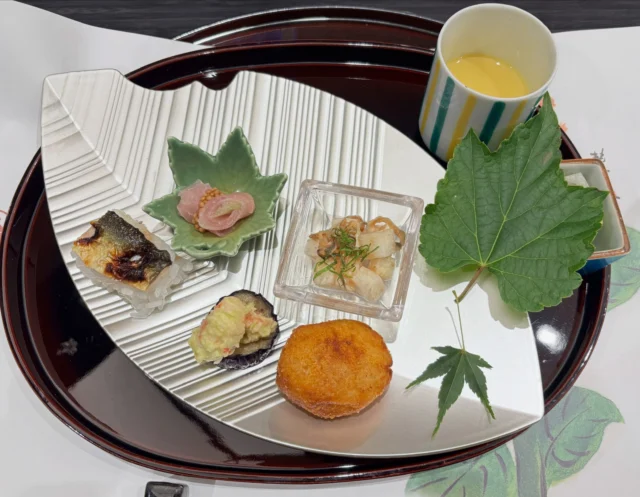 【今年も 神戸たむらで🥂】

お盆の帰省で、恒例の親戚一同と食事会💕
今年も「神戸たむら」さんで…

東京「つきぢ田村」さんの流れを汲む本格的な日本料理。四季が織り込まれたコースを満喫します✨

いとこの素敵なコーディネーションで、
おいしい食事と歓談がスタートです✨
ドリンクは辛口白ワイン🥂

前菜：サザエのコロッケ 長いも、など
椀　：但馬どりつくね 丸茄子 加賀太胡瓜など
造里：旬の三種盛りといかそうめん
焼物：和牛もも肉ローストビーフ石焼など
特別料理：鯛しゃぶしゃぶ
酢物：サーモンの生春巻き（梅肉で）
煮物：冬瓜翡翠煮 フルーツトマト煮など
食事：鱸と枝豆の炊き込みご飯など
水物：メロンとスイカ
甘味：みたらし団子と抹茶

特別料理「鯛しゃぶ」
さっきまでの談笑が、いつの間にか無口に❣️

鯛の白く変わっていく身を見ながら、箸を上げるタイミングを待つ。しゃぶしゃぶの「いちばんおいしい」を、みんながそれぞれに見計らっている。おいしいものを前にすると、人は、こんなにも静かになる😅

おなかも満たされて、心あたたまる💕

「五味調和」
お出汁も絶品✨

今年の夏も皆元気❗️
笑って食べて！幸せの宴❣️

神戸たむらさんへ
心よりのおもてなしとご馳走に感謝いたします🙇‍♀️

#神戸たむら
#ポートピアホテル
#つきぢ田村
#五味調和
#おいしくらし工房覚王山