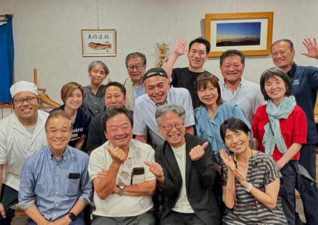 【8月南三河食文化研究会定期交流会】
残暑お見舞い申し上げます。

南三河食文化研究会に、
あゆみちゃんとご一緒に出席しました😊

はじめましてのひとみちゃんがご参加、
石川家のじょう君がサプライズで登場です💕

今回は武豊町「日本料理 山縁」で
山下料理長の和の食材の魅力を存分に伝え、
旬を活かす丁寧なお料理をいただきます❣️

●前菜：
胡麻豆腐・ゴーヤ・タコなど生姜酢
地豆枝豆卵焼き・手まり寿司
●温物：
南瓜餡茶碗蒸し・天狗なす
ホタテ・椎茸
●刺身：
旬の三種盛り
●焼物
鶏の塩麴焼き 焼きなすソース
●酢物
そうめん南瓜・カリモリ
モロヘイヤ・いちじく土佐酢
●炊き合わせ
いちじく五色あられ揚げおろし餡かけ
野菜煮物
●釜炊きご飯
じゃこ・枝豆・しょうが
赤だし・漬物
●デザート
いちじくアイス
白老梅ジュレ

まろやかな塩梅に、お出汁が寄り添う。
やさしくてパンチもある✨
とっても美味しゅうございます🙏

●日本酒
・嘉酒生酛（吟醸工房）生酒・無濾過。
杉浦味淋さんオーダーお酒です。杜氏は宮瀬氏。
・白老槽場直汲生原酒

こんばんは、みなさん😊
今月もいつものように和気あいあいとした定例交流会となりました✨

めでたい出来事の報告から、懐かしい昔話、ちょっとした悩み事、そして健康談義まで。

どんな話もみんなで大きく包み込んでくれる☺️
笑って、話して、また笑う✨
顔を合わせて語り合えることがうれしいです💕

最後に集合写真

今月もありがとうございました。

山ちゃん、山縁のスタッフの皆様✨
心よりのおもてなしありがとうございます🙇‍♀️

来月もよろしくお願いいたします。

#南三河食文化研究会
#日本料理山縁
#日東醸造
#杉浦味淋
#日本料理一灯
おいしいくらし工房覚王山 表示を縮小