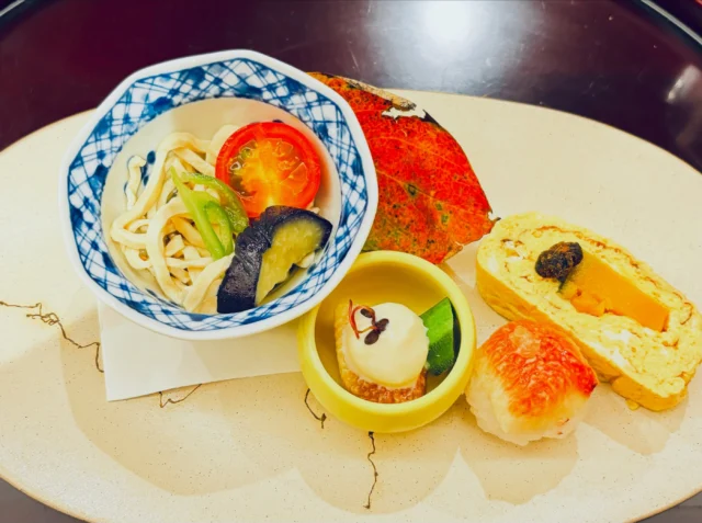 【9月南三河食文化研究会定例会】
日時：９月２２日　１８時～
場所：小伴天はなれ 日本料理一灯。
南三河食文化研究会定期交流会に参加しました

いつものメンバーにゲストの皆さまも加わり、
大賑わいのひととき✨

理事長のご挨拶！
続いて、みんなで乾杯🍻

今日は、研究会の新しい取り組みを
いくつかご紹介いただきました💕
来年に向けても、ますます楽しみが広がります✨

そして、若✨長田雄太郎さん
お帰りなさいませ😊

京都、東京にて、修業を重ね、
9月より碧南「日本料理一灯」へ❣️

これからは、長田勇久料理長とご一緒に、
お店を営まれます✨

料理長も女将さんも、とっても嬉しそう

新たな門出に、
こちらまで嬉しい気持ちになります❣️

本日のお献立「長月」

・前菜：豆干絲、いちじく・オクラ白和えなど
・温物：木ノ子すりながし茶わん蒸し、
　クラタペッパーなど
・刺身：はまち、ふぐ、鱧など
・焼物：マスのエリンギ包み焼など
・酢物：地豆豆腐、舞茸など
・揚物：天狗ナスフライ 豆味噌ダレなど
・食事：むかご釜炊きごはん、赤だしなど
・デザート：バターナッツ南瓜プリン

南三河の旬彩を、
最幸の人たちが、最上の食材で、最高の形に✨

一品一品に込められた想いを感じながら、じっくりと味わわせていただきました🙏

そしてデザートタイムは、
皆さまの「今月のトピックス」をお聞きする時間✨

美味しい料理を囲みながら、
近況やこれからのお話に花が咲きます❣️

南三河の美味しいものと、素敵なメンバーさん！
今日もまた、心豊かな時間に感謝です💕

日本料理一灯のスタッフの皆様、
心よりのおもてなしに厚くお礼申し上げます🙇‍♀️

来月は、まるや八丁味噌さんへ。
どうぞよろしくお願いいたします

#南三河食文化研究会
#日本料理一灯
#南三河通信
#安城ビアフェス
#おいしくらし工房覚王山