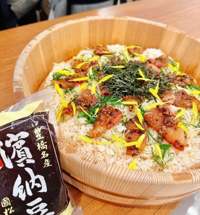 【あいちの伝統食文化　発酵のチカラを学ぶ】
徳川家康も好んで食べていたといわれている豊橋名産「濱納豆」ご存知ですか？

今回は、あいちのタカラモノ「濱納豆」、
そして、発酵食をフカボリするイベントを開催しました！

第１部　講座
【創業140年 こだわりの濱納豆】のお話
講師：國松勝子氏  國松本店 代表取締役

濱納豆とは？からはじまります

糸引き納豆とは別物❣️

大豆を豆のまま麹で発酵させ、丸い粒の中にうま味をぎゅっと閉じ込めた発酵食品✨

原料はすべて国産。大豆は『愛知県産フクユタカ』を使用し、麹菌を混ぜた香煎をまぶした杉箱の『ろじ』に入れ、「麹室」で３～４日間培養させます。 その後、塩水に漬け半年かけて熟成発酵させることで、独特の旨味が凝縮されます。最後に天日干しを行うことで旨味を増すとともに、まろやかさを引き出す❣️

スーパーフードと呼ばれる所以は、加熱処理せず、生きた麹菌が町まで届き、腸活に最適。抗酸化作用が原料麹の6.6倍もあるからです💕

大学の研究結果では、
「更年期障害、アンチエイジング、認知予防」に期待される

國松社長のお話を伺うととても元気になります。いつもありがとうございます。

第2部　講座と料理
未来を【内側】から創る　
【腸から始まるべっぴん生活】　
～発酵食で腸内環境のバランスと本来の力を取り戻す～
講師：廣瀬ちえ氏 
べっぴんプラス株式会社 代表取締役　　

華麗なるちえ先生のプロフィール
●『CHIE’S KITCHEN』料理スタジオ主宰
●ウェルネスサポートプラス株式会社取締役
●一般社団法人分子整合医学食育美容協会
健康美容食育資格認定検定特別顧問
●女性のための勉強会　ec@pilina主催
●豆腐マイスター協会理事 

貴方の腸内バランスのチェックを❗️
14項目のうち4個以上あった方は、
腸内が乱れているかもしれません
参加者の皆様もドキドキ😊

消化の仕組み、腸の役割、大腸の腸内細菌、
腸内環境のバランスや乱れる原因、
善玉菌について、グルテンフリー、
ファスティングについてなど、
盛りだくさんの腸活のお話でした❣️

そして、お料理4品。
チエズキッチンの加藤瞳さんがお手伝い👍
よろしくお願いいたします

＊鰤の濱納⾖漬け⼿こね寿司
〜柚⼦果汁すし酢〜
＊半熟卵のうま⾟漬け
〜濱納⾖のせ〜
＊濱納⾖と味噌de 和バーニャソース
＊濱納⾖を効かせた
⾃家製あんこもなか

濱納豆がお料理のリズムを上手に取りながら、腸も身体がよろこぶ美味しさに、参加者の皆様、完食❗️

ごちそうさまでございました🙏
濱納豆ファンが増殖中です✨

國松社長、ちえ先生、加藤さん。
貴重な講座の開催にあたり、
ご準備からいろいろと
ご尽力をいただきまして感謝申し上げます

ご参加いただきました皆様ありがとうございます。いかがでしたでしょうか？

「おいしくらし工房覚王山」
これからも「あいちのタカラモノ」をご紹介してまいります。

どうぞよろしくお願いいたします🙇‍♀️

#濱納豆
#國松本店
#べっぴんプラス
#チエズキッチン
#グルテンフリー
#ファスティング
#腸活
#発酵食品
#おいしくらし工房覚王山 
#ここライフ100