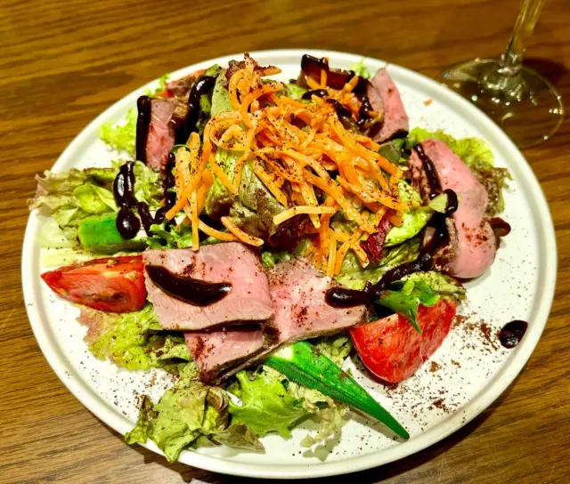 【八丁味噌の新しい魅力に出会う夜】
8月16日㈯、17時から始まった「八丁味噌コラボメニュー」

さっそく夫婦で「覚王山カフェ Ji.Coo.」にて、素敵なディナーを❣️

カクキュー八丁味噌 × 覚王山カフェ Ji.Coo. ×おいしくらし工房覚王山 ‼️

3者のご縁をつなぐコラボ企画です✨

夜限定で「八丁味噌」をテーマにした特別メニュー3品を楽しめます✨

まず、いただいた特別メニューは…

＊ローストビーフサラダ
八丁味噌とバルサミコ酢を合わせたドレッシングが、ローストビーフに深みを添え、赤ワインとのペアリングが格別でした。お肉の旨味と酸味・八丁味噌のコクが重なり合う格別な一皿です❣️

続いて、ジクーさん定番の人気メニューを…

Ji.Coo.特製煮込みハンバーグと、厚切りベーコンのアマトリチャーナ 生パスタ！
やっぱり、安定の美味しさもいただきます✨

そして、特別メニューのデザート2品を…

＊八丁味噌のチョコテリーヌ
濃厚なチョコに八丁味噌のコクが溶け合い、奥行き感がある贅沢なあじわい。パッションフルーツの酸味とアイスの冷たさがアクセントとなり、新鮮な美味しさが広がります❣️

＊キャラメルバナナ
八丁味噌をたっぷり加えたキャラメルソースが濃厚で、八丁味噌クッキーのほのかな塩味もあり、バランスが絶妙なまさに「大人のスイーツ」です❣️

八丁味噌が持つ奥深い味わいを、洋のエッセンスと融合させたJi.Coo.さんならではのコラボレーション✨

新しい八丁味噌の魅力を感じることができました❗️

帰り際、覚王山カフェ Ji.Coo.メニュー開発に携わったスタッフの皆様にご挨拶😊

美味しくて大満足💕心より感謝いたします🙇‍♀️

この特別メニューは9月30日㈯まで‼️

八丁味噌を愛する皆様へ
新しい美味しさに出会いたい皆様へ

伝統的なあいちの豆味噌で、Ji.Coo.さんらしく進化した、特別なコラボメニューを、ぜひ、おススメいたします❗️

■場　所：覚王山カフェ Ji.Coo. 
https://jicoo.owst.jp/
（地下鉄覚王山駅4番出口すぐ／フランテロゼ覚王山2階／駐車場あり）

■期　間：8/16㈯～9/30㈯
■提供時間：17:00～21:00（夜限定）

#覚王山カフェジクー
#カクキュー八丁味噌
#覚王山カフェ
#創業380年八丁味噌
#八丁味噌カクキュー
#八丁味噌のパウダー
#八丁味噌ローストビーフ
#八丁味噌のチョコテリーヌ
#八丁味噌キャラメルバナナ
#おいしくらし工房覚王山
#ここライフ100