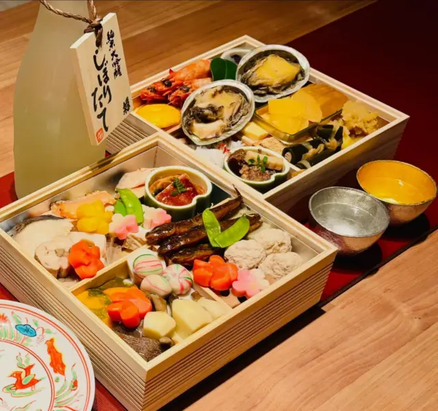 【初春のお慶びを申し上げます】
旧年中は大変お世話になりありがとうございます。

今年も「たのしく、おいしく暮らす〈あいち〉」
心に残る企画をご提案できますよう、
一層精進してまいります。

本年もどうぞよろしくお願いいたします。

おかげさまで体調も回復し、
コルセットを少し緩めながら
「日本料理 一灯謹製 おせち」を楽しむお正月です😊
あいちの食を満喫しています

あいちのお酒もゆっくりと
「蓬莱泉限定しぼりたて」味わっております🍶

皆様に感謝の日々です🙇‍♀️

#おいしくらし工房覚王山
#新年ご挨拶
#日本料理一灯
#愛知のお酒
#蓬莱泉しぼりたて
#ここライフ100