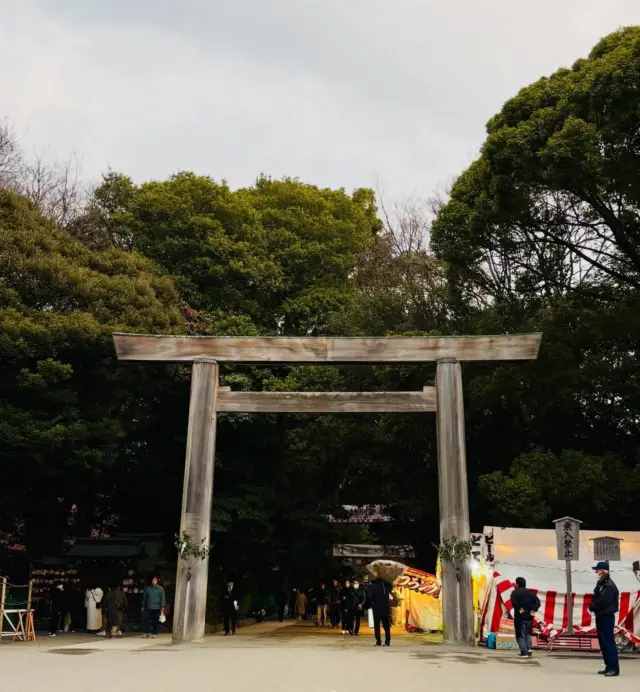 【初詣 熱田神宮へ】
熱田神宮、上知我麻神社へ参拝

昨年の御守りに感謝を捧げ、
本年も変わらぬ願いを胸に
「家内安全」「商売繁盛」

年末年始に帰省が叶わず、
少し静けさの残るお正月となりました

心あらたに、夫婦四十二年目の歩み
今年もはじまります

人生100年時代
終わり支度ではなく、これから始まり支度でしょうか？

日々、皆様の大切なご縁に支えられて今があります
ありがとうございます

本年も、一歩、一歩、大切に歩んでまいります

#熱田神宮
#上知我麻神社
#人生100年
#おいしくらし工房覚王山
#ここライフ100
