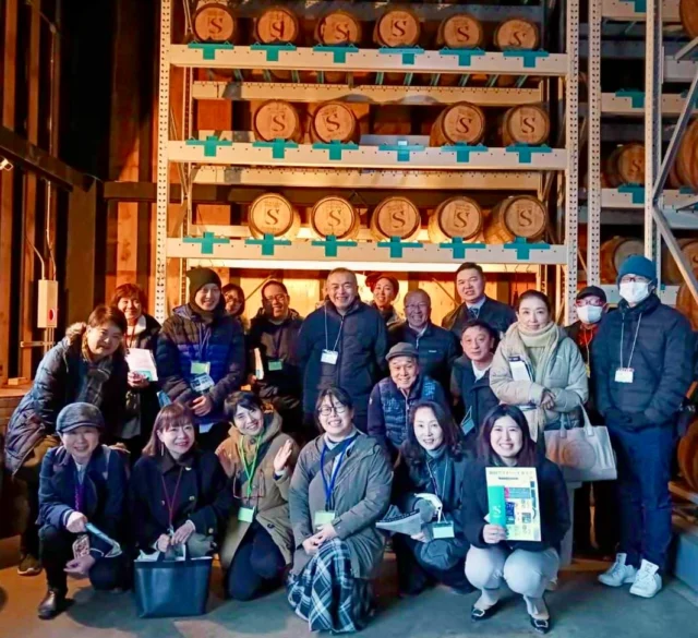 【食学会 食探訪 静岡県編】
静岡県の食を学び味わう「食探訪」
参加いたしました

①杉山農園：梅ヶ島のわさび
安部川の源流・梅ヶ島で、わさび農園を見学。
澄んだ水ときれいな土だけで育つわさび✨

環境がいいからこそ育つ、
香り豊かでみずみずしいわさびに感動。

②杉山養鶏場：駿河軍鶏
「駿河シャモ」は、平成2年に現・中小家畜研究センターで開発された地鶏！

比内地鶏、名古屋コーチン、土佐九斤など、“美味しい”と名高い7種類に、さらにもう1種を掛け合わせて誕生しました。飼育されているのは静岡県内の農場のみ。“静岡生まれ、静岡育ち”の本格地鶏です❣️

飼料には静岡県産の緑茶をプラス。
緑茶を与え、免疫力アップの効果も期待できるそう。

杉山さんに、雄鶏と雌鶏をご紹介いただきました（写真）。軍鶏は迫力満点で、「かっこいい！」と声が出る存在感でした✨

③湯の島館：駿河軍鶏鍋と地元食材料理
静岡の認定食材を使っている宿だけがいただける
「頂 ―イタダキ―」認定のお店✨

テーブルには、大きなわさびが1本。
各自すりおろして、料理にプラスする贅沢スタイル

名物の「駿河軍鶏鍋」は、軍鶏の旨みたっぷりの出汁に、すりたてのわさびを！間違いない美味しさ💕です。ほかにも、とっておきの認定食材を使ったお料理が並び、〆のわさびご飯、最高です❣️

同じテーブルの皆さまと名刺交換も
素敵なご縁に感謝しつつ、大切に
________________________________________
④ ガイアフロー静岡蒸溜所：ウィスキー
ガイアフロー静岡蒸溜所は、豊かな自然に囲まれた静岡の奥座敷「オクシズ」にあります。

南アルプスから流れ出る伏流水が大地を潤し、四季折々の自然に包まれながら、ウイスキーはゆっくりと熟成。

【ウイスキー工場見学】
オクシズで育ったヒノキをふんだんに使い、
自然と溶け込むように佇む蒸溜所。
静岡市産の杉材を使った発酵槽、地元の薪で火を入れるポットスチルなど、ウイスキー造りを体感できる見学ツアーに参加しました。

目の前で薪を投入する瞬間の迫力は圧巻。
これはもう…感動！

【試飲コーナー】
みんなでワイワイ、有料試飲体験❣️
好みはそれぞれで、飲み比べも楽しい時間

そして連れて帰るのはこちら🥃
シングルモルト静岡
「ポットスティルＷ 純日本大麦」

地元の間伐材を薪にした直火加熱、
約800℃の高温で蒸留。
100％日本大麦のみを使った、希少な一本です💕

日本らしい、繊細でやわらかな味わいに、
ふんわり広がるフルーティーさ✨
贅沢で極上のハイボールもしっかり想定中です
________________________________________
⑤ 2次会 海ぼうず本店：静岡おでん
https://shouetsu.co.jp/umibouzu_honten.html

こちらも岩澤さんオススメのお店へ。
静岡おでんに、静岡から揚げ、名物の半熟たまごまで…気づけば静岡グルメをたっぷり堪能していました。

日本最大級のおでんの祭典
『静岡おでん祭2026』 開催決定❣️
2026年2月27日（金）〜3月1日（日）

最初から最後まで、
こだわりにこだわり抜いた「静岡の食」探訪。
静岡、素敵に奥が深いです

一木さん、岩澤さん、
美味しく楽しく学びました！❗️感謝です❗️
ありがとうございます！

長田理事へ。次回も楽しみにしております。

#梅ヶ島わさび
#駿河軍鶏
#湯の島館静岡
#ガイアフロー静岡蒸溜所
#おいしくらし工房覚王山