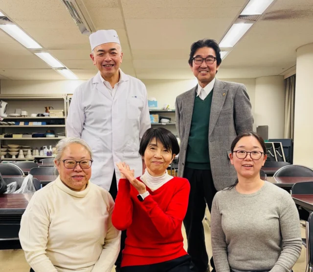 【お麩の歴史と地域性】
愛知の「食」を学ぶ・楽しむ
～文化や伝統の担い手と共に～
NHK文化センターにて参加しました😊

＊講師：日本料理一灯 長田勇久氏
＊ゲスト：株式会社麩や銀
代表取締役 浅岡 隆之氏

第一部 講義「お麩の歴史と地域性」
講師：㈱麩や銀 5代目 浅岡隆之氏

お麩は、中国より仏教とともに麺筋が、鎌倉時代～室町時代に、中国に留学した僧たちが持ち帰って精進料理に取り入れたといわれている✨

●「麩や銀」の歴史
明治40年創業する✨
・2代目 中国大連にて焼麩の製造をはじめる。
戦後、大連より、碧南市新川町に移転。
・3代目 戦後、焼麩製造を再開。角麩も製造。
・4代目 麩や銀商店とし株式会社に。
・5代目 高浜市へ本社工場移転。
黒糖麩菓子、麩まんじゅう、ふぱうんどけーき、とろーり玉麩などを発売。
・6代目 令和7年 社長就任。現在に至る✨

●麩の原料と地域 
① 焼麩：山形県、新潟県、北陸など
グルテン＋小麦粉（窯で焼く）
② 油麩：仙台（宮城県）
グルテン＋小麦粉（油で揚げる）
③ 角麩：愛知県、岐阜県のみ
グルテン＋小麦粉（型に入れボイル）
④ 京なま麩：京都府
グルテン＋もち粉（型に入れ蒸す）
⑤ すだれ麩：石川県
グルテン＋米粉
⑥ 麩まんじゅう
グルテン＋もち粉＋あんこ（蒸す）

麩や銀さんでは、地元愛知県の国内産小麦なども使い、植物性タンパク質が豊富で消化吸収の良い食材の麩の商品開発をし、職人の手仕事も共存させ、伝統を守りながら、お麩をつくっています

今回は、美味しい麩の見立てなどもご伝授いただき、「ヨウコも知らないお麩の世界」楽しく学びました✨

第二部　食事
日本料理一灯謹製お弁当
「お麩を楽しむ」
講義：日本料理一灯　長田勇久氏
長田料理長による、お麩三昧のお弁当😊

本日のお献立
小鉢：
お麩いりひじき煮、切り干し大根、など
口取り：
２色麩田楽、卵焼き、海老など
煮物：
豚肉、角麩、南瓜、人参など
人参ご飯、吸い物、麩まんじゅう麩菓子など。

懐かしく素朴な「お麩」が、長田料理長の手で華やかな一品に生まれ変わります。

特に角麩は、甘辛煮や、麩田楽に仕立てて、まさに愛知の「食」の味わいで美味しい！人参ご飯にもお麩がはいり、デザートの麩まんじゅうは、もっちりとして甘さ控えめ。郷土の温かみがたっぷり詰まったお弁当です❣️

浅岡先生、長田先生、郷土を「知る」大切な講座をありがとうございます🙇‍♀️

各地域でのお麩知り、「お麩」の食べ歩きしたくなりますね学び多く楽しい講座に感謝いたします🙏

次回は、春、４月。お酒です❣️
山崎合資会社 ６代目予定者 山崎真幸氏
とっても楽しみです😊

#麩や銀
#角麩
#グルテン
#愛知の麦
#おいしくらし工房覚王山