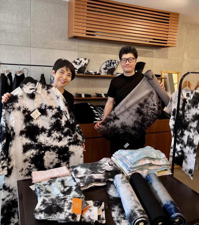 【中村商店 期間限定ショップ 開催】
山勝染工株式会社×おいしくらし工房覚王山
「中村商店」本年も期間限定ショップOPEN✨

伝統工芸を、もっと身近に、もっと自由に✨
装うたびに感じる、奥行きのある黒
ぜひこの機会に、特別な一着との出会いを❗️

■会　期：４月10日㈮～17日㈮ 10時～17時
■会　場：おいしくらし工房覚王山 1階
（地下鉄覚王山駅・池下駅徒歩6分 駐車場なし）

伝統の黒で、今を生きる。― 中村商店

大正八年創業、山勝染工株式会社！
職人の手で幾度も染め重ね、「黒を、より黒く。」
追い求めてきた漆黒✨

名古屋黒紋付染に宿る、美と技。その黒を、
現代の装いへ✨

Tシャツ、ブラウス、ワンピース、ストール、バッグ、帽子。日常に溶け込みながら、確かな存在感を放つアイテムを揃えております。

TGL（東京ガールズコレクション）出展作品も販売！

■染め替え相談（天然繊維のみ）
日時：4/10㈮・11㈯・17㈮
（各日、14時～ミニトークショーも開催予定）
担当：山勝染工㈱　代表取締役社長　中村 剛大氏

古くから日本に息づく「染め直し」という知恵✨
それは、物を大切にし、
想い出を重ねていく文化です❗️

大切な一着だからこそ、色にこだわる。

色あせや汚れ、ライフステージの変化に寄り添いながら染め替えて、新たな魅力とオンリーワンに！

ご相談は、中村社長が丁寧に対応。
染め替えをご希望の「天然繊維」の衣服は、
ぜひお持ちください😊

着物や帯の染め替えも別途ご相談できます❗️

＊ミニトークショーについて
「名古屋黒紋付染」や「染め替え」の魅力、
受け継がれてきた技と、その奥深い世界についてお話する予定です✨

■山勝染工株式会社 代表取締役社長 中村剛大氏
https://yamakatu.co.jp/

皆様のお越しを心よりお待ちしております🙇‍♀️

#山勝染工
#中村商店
#名古屋黒紋付染め
#おいしくらし工房覚王山
#ここライフ100