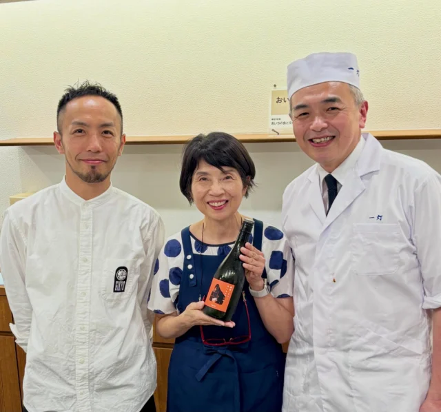 【感動のあいちを極める酒と料理の宴】

6月3日　
唯一無二 あいちを極める酒と料理の宴、
おかげさまで、満席にて終了いたしました❣️

台風接近ございましたが、開催決定！
参加者の皆様、天気予報とにらめっこ
ご心配をおかけいたしました🙇‍♀️

第一部　講座
「唯一無二の酒  最高の義侠を届ける」
山忠本家酒造（十一代目）山田 昌弘氏

いちごＳＡＫＥで乾杯！
最初から、どなたもがうなる絶品のお酒です✨

そして、歴史、「義侠」というものづくりのお話❣️
今回は、動画映像も・・・
終了後、休憩・・・食事会会場へ移動

第二部　食事会
「最幸のあいち旬彩」「本日の義侠」 
 
■前菜：
＊よもぎ胡麻豆腐、カリモリタコ酢味噌他
・義侠 純⽶吟醸⽣滓酒 
・義侠 純⽶吟醸原酒40％ 2025BY 特別栽培⽶
 
■温物：
＊鱧・オクラ・ホタテなど茶わん蒸し
・義侠 純⽶吟醸原酒50％ 2025BY 特別栽培⽶ 
 
■刺⾝：
＊三種盛り つまいろいろ
・義侠 ⽥尻農園 2025BY 

■焼物：
＊甘鯛青豆包み焼
・義侠 慶 

■酢の物：
＊鮑、豆干絲 他、粕酢ジュレ
・義侠 燎 ⽣酒 

■煮物：
＊あいち鴨、厚揚げ他 新玉ねぎ餡かけ
・義侠 純⽶吟醸原酒50％ 2005BY 特別栽培⽶ （ぬる燗）
 
■食事：
　＊穴子とコーンの釜炊きごはん
　＊十六丁味噌赤出し・漬物

■デザート：
＊水無月プリン
・義侠とＫＴとあいちのお米

唯一無二❗️この日のための最高のおもてなし❣️
感動の「あいちを極める酒と料理の宴」

今回は、陶芸家 寺田鉄平さんも参加。
鉄平さんのお皿には、長田料理長が前菜を盛りつけ✨

おいしくらし工房覚王山、イベント終了後、
恒例の皆様ご感想会では、
山田社長、長田料理長を称える素晴らしいコメントばかり。思わず「涙」いたしました✨

そして、記念撮影📸
皆様、夜遅くまでお付き合い、感謝いたします🙏

来年もどうぞよろしくお願いいたします😊

#山忠本家酒造
#日本料理一灯
#義侠
#小伴天はなれ
#おいしくらし工房覚王山