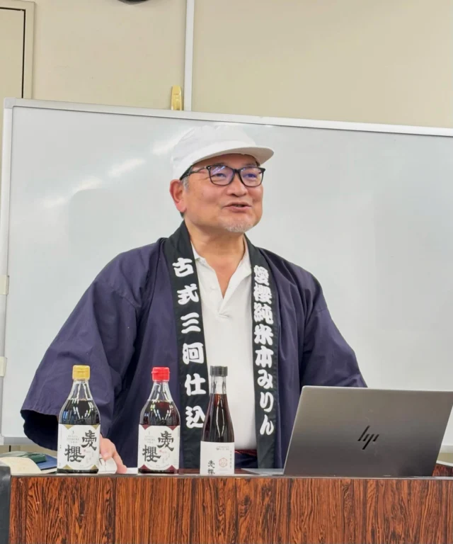 【純米本みりん 愛櫻】
愛知の「食」を学ぶ・楽しむ
～文化や伝統の担い手と共に～
朝日カルチャー名古屋にて参加しました😊

＊講師：日本料理一灯 長田勇久氏
＊ゲスト：杉浦味淋株式会社
代表取締役 杉浦 義信氏

第1部　講義「純米みりん 愛櫻」
愛知の醸造と発酵
～愛櫻みりん100年の継続・今とこれから～
講師：杉浦味淋㈱ 代表取締役 杉浦 義信氏

ご挨拶の後、動画を拝聴✨

■究極のみりん造り
杉浦味淋～職人の顔～ 古式三河仕込み「愛櫻」

愛知県碧南市。1924創業。手しごとの古式三河仕込みを受け継いでいる愛櫻みりん。大量生産の波に揺れた時代、三代目 杉浦嘉信氏が、創業者 祖父 杉浦定次郎の「配合メモ」を発見し、そこから復刻された 純米本みりん「愛櫻」（1年／3年）奇跡の復活を遂げたみりん職人の物語の動画✨

この物語は、2019年「ＴＥＤ安城」で「祖父からの贈り物」として、杉浦氏がご登壇。その後、ＴＶ局からオファーあり2022年「奇跡のアンビリバボー」にて放映。全国から「愛櫻みりん」注目されるまでの人生の歩みをうかがいました❣️

杉浦社長より。心に残るワードいくつも。。。

① 祖父の物語を語ることが、自分の物語を生きること。
② よい物語は、よい商品と共に心へ届く。
③ よい発酵もよい経営も、待つ力と育てる力でできている
④ 受け継ぐものは、技術だけでなく「志」
⑤ 人生とは醸造である。　そして・・・感謝！

こちらのサイトもぜひご覧ください。
https://www.mirinya.com/story/

多くの学びと感動の講話でございました。

■3種みりんに飲み比べ
①愛櫻 純米本みりん一年熟成
②愛櫻 純米本みりん 三年熟成
③愛櫻 碧南産自然栽培米みりん 三年熟成

「みりん屋さんがつくる みりんキャラメル」
純米本みりんとみりん粕を使ったみりんキャラメルも💕

■第2部　食事
日本料理一灯謹製お弁当
「愛櫻みりん」
講義：日本料理一灯　長田勇久氏
長田料理長による、みりん三昧のお弁当😊

＊小 鉢：胡瓜油揚げ煮、もずく酢など
＊口取り：鰆幽庵焼き、卵焼き、イカ真丈など
＊煮 物：豚塩麴みりん焼き、じゃがいもなど
＊とりめし、白めし、粕入り赤出し、
＊あんみつ 3年みりんシロップ

胡瓜の煮物は絶妙なお味、たし算引き算なし✨
鰆幽庵焼きは、しっとり感とみりん風味✨

豚塩麴みりん焼き！ここでもう一度いただけるとは、やっぱり美味しい👍🏼

長田さんのお弁当は、
いつも癒され、サプライズもありですね❣️

杉浦先生、長田先生、三河・碧南の風土より、
やさしく心に残るお話とお料理をありがとうございます🙇‍♀️

南三河食文化研究会でもお世話になります。
これからもよろしくお願いいたします。㊗️

次回は、株式会社扶桑守口食品 曾我社長。
ご無沙汰しております。楽しみです❣️

#愛櫻みりん
#純米本みりん
#三年熟成みりん
#みりん粕
#おいしくらし工房覚王山