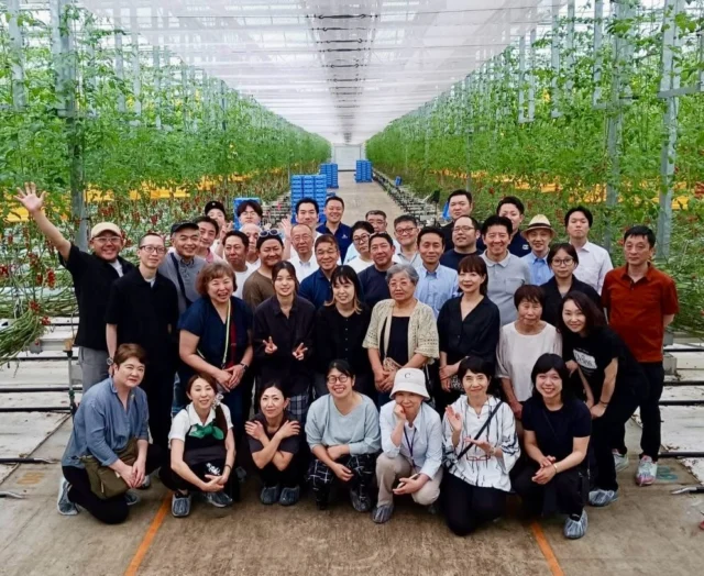 【全日本・食学会食学会 愛知勉強会 №１】
 7⽉6⽇(⽉)全日本・食学会中部支部主催 
愛知勉強会～toyohashi～参加しました😊

盛りだくさんの素晴らしい勉強会でございました❣️

イベント開催にあたり、ご準備よりご尽力いただきました、全日本・食学会中部支部、豊橋ツアー関係各位の皆様に感謝申し上げます🙇‍♀️

数回にわたってご報告したいです。

№１ お世話になり大切なご縁がつながる皆様ご紹介。
今回は、キャプションにご紹介を添えました。

次回から、
№２ ヤマサちくわ・平松食品 見学。
№３ イノチオファーム・アートファーム
・幡野ファーム・まんてん本社 見学。
№４　バス車内特別講演。
にて、投稿予定です。

■勉強会スケジュール
7月6日㈪ 7:00名古屋駅出発✨

＊8 : 40 ~ 
ヤマサちくわ下地店 工場見学とちくわ焼き体験✨
ランチ：豊橋うなぎ 夏⽬鰻弁当💕
＊12 : 00 ~ 
平松食品 佃煮の工場見学 
＊13 : 00 
イノチオファーム豊橋 GABAトマトハウス見学✨
＊14 : 20 
アートファーム GI「豊橋なんぶとうがん」見学✨
＊15 : 40 
幡野ファーム「養鶉（うずら）施設」生卵✨
＊16 : 50 
まんてん本社 蒲郡メヒカリ加工工場見学✨

＊19 : 45　
名古屋駅到着！

■バス車内特別講演
①小浅商事様（海苔）
②金印わさび 
③野菜ソムリエプロ： 豊橋とうがん
④カクキュー八丁味噌
⑤杉浦味淋 愛櫻
鯱バスさんお世話になりました！

以上です。

いつものように、
個人の心に残る記録の話をお伝えします。

楽しくて感動した写真✨
お楽しみいただければ幸いに存じます😊
どうぞよろしくお願いいたします。

#全日本食学会
#日本料理一灯
#レストランMATSUURA
#日本料理丈
#おいしくらし工房覚王山
