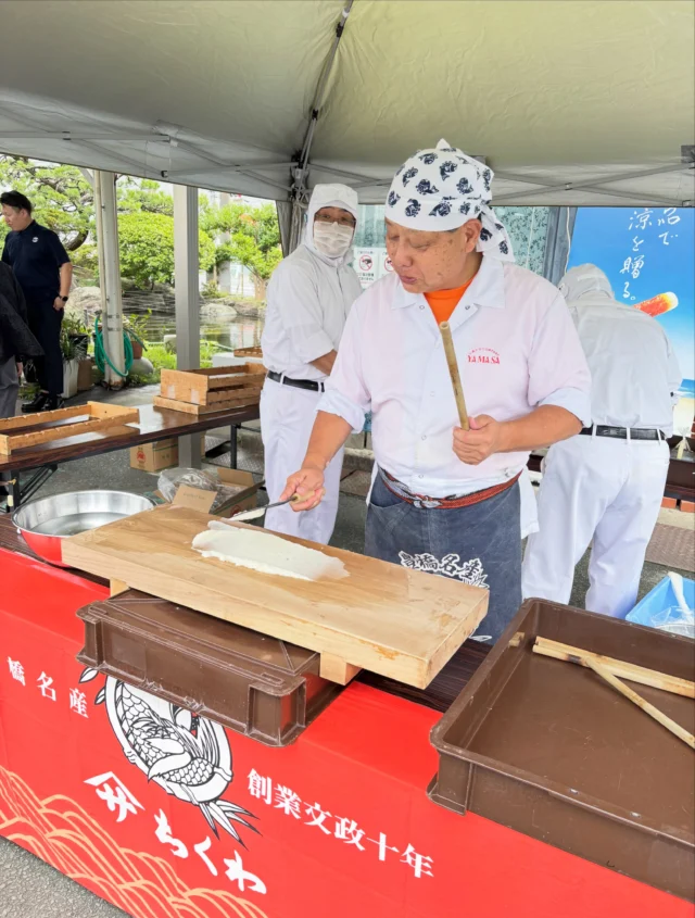 【全日本・食学会食学会 愛知勉強会 №２】
豊橋名産「ヤマサのちくわ」＆「平松のつくだ煮」見学

１）ヤマサのちくわ工場見学とちくわ焼き体験
ヤマサちくわ株式会社は、創業1827年。まもなく200年。原料の調達から練り物の製造まで自社で一貫して行い販売しています✨

■「ちくわ」ができるまで見学
① 新鮮な原料の魚をさばく。
（エソ、グチ、ハモなど）
② 魚肉、骨、皮に分ける。
③ 魚肉を水でキレイにし脱水。ミンチに。
④ 御影石の石臼でする。職人技で練り上げる。
⑤ すり身をちくわに！約800度で焼き上げる。
⑥ 焼きあがったちくわはチェックを受け包装。

直接、漁場から材料を仕入れて、すぐ工場へ。従業員の皆様は、My出刃包丁が支給され、自ら包丁を研ぐ。まずは新鮮な魚を素早くさばくことから、職人としての第一歩が始まります。石臼での練り工程も職人技で。「魚肉」以外の部分は肥料などに。
捨てるところなし！昔からSDGSとのお話に納得です。

■「半月」ができるまで見学❣️
半月は、ミンチ状にしたホシザメの身でつくる。
絹のようになめらかで真っ白なすり身を、
ヘラですくいとって板に練りつけて作ります。（動画）

工場見学後、半月、揚げ半、トトたまケーキを試食　

■ちくわ焼き体験
佐藤社長が、1本づつ、手早く丁寧に、ちくわを竹の棒に巻き、各自、炭火で焼く体験。（動画）
皆で、ワイワイと焼くちくわ😊
焼きたては、最高に美味しいです💕

昔も今もかわらぬ旨さ！ちくわはやっぱり「ヤマサ」です。

●ランチ 豊橋名産「夏目うなぎ弁当」❣️
愛知県豊橋市がブランド化した「豊橋うなぎ」を美味しくいただきました。豊橋市は、明治時代から養鰻業が盛んな地域で、豊川の地下水を使った養鰻池で伝統的な製法。養殖から生育に自社加工、活鰻、出荷に販売まで。株式会社夏目商店さんのお弁当です✨
写真は最後に投稿しています💕

２）平松食品つくだ煮工場見学
株式会社平松食品は1922年の創業。昔ながらの製法に、時代に合わせた工夫で、素材のおいしさを最大限引き出す、こだわりのつくだ煮を製造しています✨

つくだ煮ができるまで
平松食品さんのつくだ煮づくりは、すべての工程に三日間。その工程を約50分で解説見学しました。

■1日目
＊原料の選定→下処理 →釜詰め
・鮮度を目利きした後、買い付けし選定。
・鮮度を落とさぬよう解凍した魚をすばやく加工。

○鰯のつくだ煮を見学。
片面づつに焼き上げる。両面一緒に焼くと脂が落ちた際に煙が出て「エグ味」の原因になるので。片面を焼き、途中、自動反転させた後、もう片面を焼き上げる。焼き上げた鰯は、調味液が浸透しやすいように手作業で放射状に、「魚煮籠」に並べる✨

■2日目
＊煮炊き → 浸漬
魚ごとに使用する調味料を変え、複数ブレンドした醤油で独自の味付へ。2～3時間かけてじっくりと秘伝のタレを足しつつ炊き上げる。最後仕上げは職人の勘です。蓋から落ちるタレの粘度を見極め、釜の火を止める。調味液にひたしたまま味を染み込ませていく✨

■3日目
＊仕上げ→選別
パック詰め前にもさらにタレをかける。三河地方ならではの製造方法で、つくだ煮の照り艶が良くなるだけでなく、同時に菌から守る。

自然の異物など、ピンセット等を用いて丁寧に選別。パック詰めの後、全てのつくだ煮は金属探知機にかけられ、目に見えない異物までチェックする。

○世界食品安全基準ISO22000国内認証第1号、そしてFSSC22000認証を取得し、つくだ煮を、世界に通用する食文化へと、発信しています🌿

今回は、平松大地さん、良海さんがご案内✨
バス車内では、お父様の平松賢介社長が、この書籍より真空調理にて学び、今がありますと、中部支部長長田さんとお父様の書籍「真空調理で日本料理」を紹介。南三河食文化研究会のつながりの深さに感動しました。

ヤマサちくわ株式会社 佐藤社長、スタッフの皆様、株式会社平松食品 平松大地さん、良海さん、スタッフの皆様、お心遣いに感謝し、心よりのおもてなしに厚くお礼申し上げます🙇‍♀️

次回は、豊橋のトマト、とうがん、うずらの農場見学についてです。お楽しみに❣️

#ヤマサのちくわ
#平松のつくだ煮
#豊橋うなぎ夏目
#豊橋名産
#おいしくらし工房覚王山