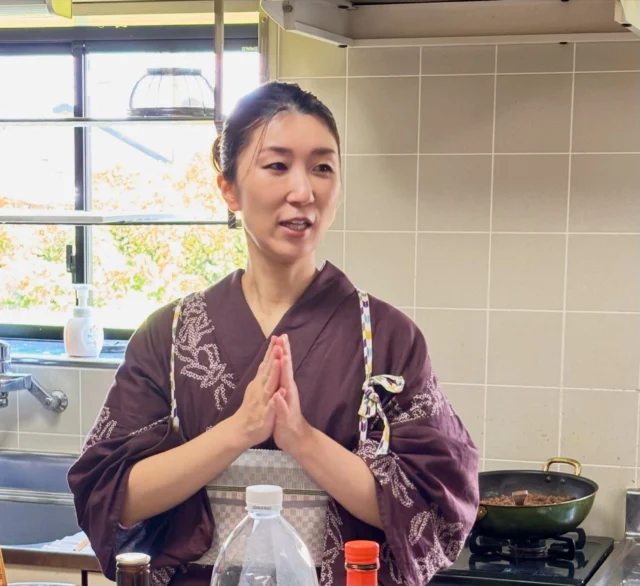 【醤を楽しむ、醤を感じる】
神楽坂発酵美人堂 清水紫織さんの料理教室
〜醤を楽しむ、醤を感じる〜

りんねしゃ宇治店にて参加しました。

さちえさん、素敵な企画💕
ありがとうございます😊
https://www.rinnesha.com/

■講師：清水紫織氏
https://www.hakko-bijindo.com/

1979年 京都府出身
神楽坂発酵美人堂主宰・発酵料理研究家✨

20歳の時に発症した食物アレルギーをきっかけに、腸内環境を整えるため「発酵料理」について学び始める。東京農業大学にて科目等履修生として3年学ぶ。2015年「神楽坂発酵美人堂」を開業❣️

料理教室の他に発酵料理研究家としても活動の幅を拡げレシピ監修、オピニオンとしてのメディア露出、オリジナル発酵食品のプロデュース・販売も行う。✨

紫織先生にお会いするのは2度目😊
昨年、9/27（土） 滋賀県の「湖のスコーレ」にて、
ハッピー太郎醸造所さんとさちえさんのイベントで✨

私の大好きな神楽坂にてご活躍と伺い、発酵料理も美味しく、他にも学ぶことも多い素敵な女性。また、お会いしたいと願い叶いました！

さて、今回は「玉ねぎ醤の深掘り」をテーマに
・玉ねぎ醤作りのポイント
・玉ねぎ醤の発酵マヨ
・海苔のスプレッド
・発酵生ラー油（しょうゆ醤）お土産に✨

実習の後に、美味しい発酵ランチを❗️
・メキシカンライスの混ぜご飯
・ひき肉炒め
・紫キャベツのザワークラフト
・発酵マヨで野菜スティック
・玉ねぎ醤の冷や汁風
・海苔のスプレッドとクラッカー

料理教室終了後、
りんねしゃ宇治店にて、お買い物✨

なんと、wellwash 『海をまもる洗剤』と、消臭効果ある『ホタテパウダー』をお土産にいただきました。もう大満喫の一日

紫織先生、さちえさん、いろいろ楽しい学び。
ありがとうございます😊

9/17(木) 長尾先生の「豆腐料理」の会。「豆腐のみやもと」も食し、宮本さんにお会いできるそうです。楽しみにしています。

#神楽坂発酵美人堂
#清水紫織
#りんねしゃ
#グラスフェッド牛
#おいしくらし工房覚王山