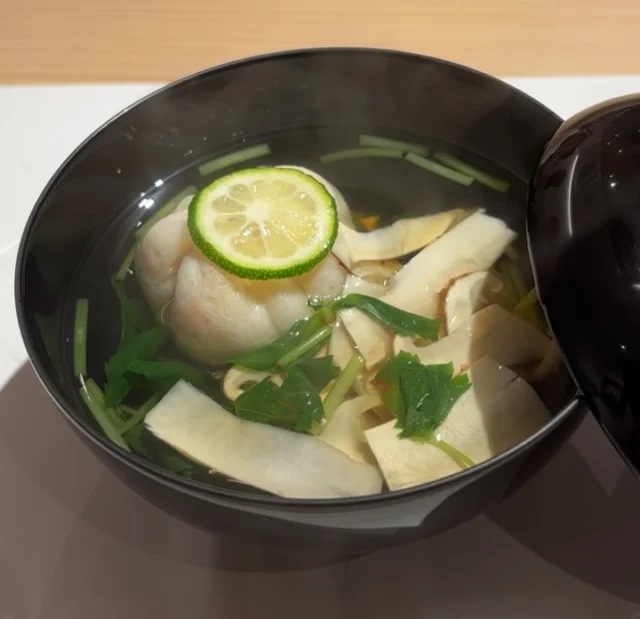 【日本料理 いまい 感謝申し上げます】

折々に温かいお心遣いをいただいているご夫妻と、
故郷のことばで気がねなくゆっくりと寛げる！

恒例「ゆっくり夫婦でお食事会」

「日本料理 いまい」で開催✨
お食事を、こちらのお店でいただくのは、
本日が最後！

そう思うと、いつものひとときも、
どこかお名残惜しく感じられます✨

今日のランチお献立 （拙い記憶にて）

・蟹とフルーツトマトの酢の物
・海老しんじょうと松茸のお椀
・藁焼きかつおのたたき
・鰆の幽庵焼きと金時草
・里芋と穴子のあんかけ
・さんまの釜炊きご飯
・きなこアイスと葡萄

ひと口いただくたびに、
五感が喜び、心までほっと和みます✨

旬の素材と真摯に向き合い、丁寧な技で、
その持ち味を最高の一皿に仕立てる❗️

まさに「贅を尽くす」とは、
こういうことなのだと感じます😊

料理の世界で30年。一区切りをつけ、
春から新たな人生へ踏み出される今井さん❣️

これからのセカンドライフは、お米づくり✨
きっと美味しいお米になることでしょう❗️

そして記念の一枚
お店を引き継がれる三浦さんに、
撮っていただきました。

「日本料理 みうら」
これからも、楽しみにしております。

今井さんへ
おいしくらし工房覚王山では、ご多忙の中、これまで本当にいろいろとお世話になり、ありがとうございました🙇‍♀️

■2024/7/17
「今こそ常備菜を極める～おうちで いまい～」

■2025/9/17
「松茸を家庭で味わう～おうちで いまい～」

2度の料理教室！
主催者として慣れないことばかりでしたが、

いつも温かく見守ってくださり、
感謝の気持ちでいっぱいです🙇‍♀️

新たな人生へのチャレンジ❣️
これからのご活躍とご多幸を心よりお祈りいたします。
どうぞくれぐれもご自愛ください✨

そして、「新米の便り」を
心より楽しみにしております😊

おいしくらし工房覚王山 水谷陽子

#日本料理いまい
#池下いまい
#セカンドライフ
#米づくり
#おいしくらし工房覚王山