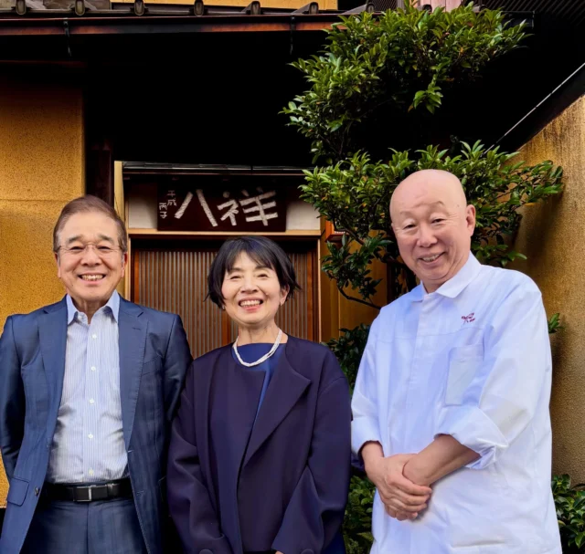 【岐阜 日本料理店 たか田八祥さんへ】

日本料理界の重鎮 高田 晴之さん✨
「料理の鉄人」への出演やミシュラン星獲得、パリの祝賀晩餐会やロシアでの日本料理レセプションなど、国内外で日本の食文化を伝承されています✨

素晴らしいご功績を持ちながらも、気取らず温かなお人柄で、人と人とのご縁をつなぎ、その魅力を後進へと広げ、料理をこよなく愛し、人との出会いを何より大切にされていらっしゃいます❣️

全日本・食学会にて、いつも大変お世話になっており、本日は、高田さんの日本料理店「たか田八祥」さんへ、夫婦でお昼の席に✨

打ち水のアプローチから、玄関、そしてお部屋へ、
季節のお軸と花。細やかな室礼に、日本のおもてなしを感じます✨

この日、食事中、高田さんには、料理や茶道、食の世界、時事のお話まで。見識の浅い私たちにも、ユーモアを交えながら、わかりやすくお話くださいました！お忙しいところ、ありがとうございます🙇‍♀️

岐阜の恵みを生かした、地産地消の丁寧で美しい本日のお献立は、こちらです！

※お献立は、口頭の記憶をたどっておりますので、
誤りがありましたらお許しください。

・先　付：しず鯛、とんぶり
・蒸し物：焼きなす（伝統野菜：国府ナス）茶わん蒸し
・刺　身：甘海老、たこ、ひらめ、鮪など 泡醤油とポン酢
・吸　物：松茸、卵豆腐、すっぽん汁
・御　凌：穴子、銀杏、飯蒸し
・焼　物：鮎うるか焼き
・強　肴：じゃがいものハリハリ、蟹、もずく、甘露煮 など
・温　物：治部煮
・御　飯：生海苔茶漬　漬物
・水菓子：きんつば、果物、アイスクリーム、抹茶

■八翔さんのスペシャリテご紹介
◎じゃがいものハリハリ
シャキシャキ食感で、食べるとおいもの甘さも広がります。トビコも入り、箸がとまらない美味しさです❣️

◎生海苔茶漬
愛知県産の生海苔とお出汁。磯の香りがお口いっぱいに広がります❣️

お料理はもちろん、器や空間に至るまで、心を惹きつけられました。旬の食材と真摯に向き合い、その持ち味を丁寧に引き出す料理は、やさしく上品で心癒されます✨

伝統と革新の美味しいお料理と、温かなおもてなしに感謝いたします🙇‍♀️

実は、結婚42周年記念日は9月30日でした！
本日、少し遅れて、心豊かで幸せな時間をプレゼントいただき嬉しいです✨

「全日本・食学会」のご縁より、
皆様に厚くお礼申し上げます🙇‍♀️
これからもどうぞよろしくお願いいたします❣️

#たか田八翔
#高田晴之
#岐阜日本料理
#全日本食学会
#おいしくらし工房覚王山