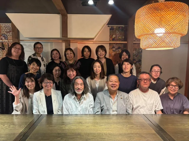【MICC様会員限定！特別講演会 in豊橋】
三河インテリアコーディネータークラブ様主催
（MICC）https://www.instagram.com/micc.aichi/

「神谷利徳氏 × ヤマサちくわ様 × おいしくらし工房」
コラボイベント参画！開催いたしました！
神谷さんと豊橋まで出張です！道中ご一緒心強かったです！

日時：10月14日(水) 17時30分～
会場：広小路でんでん
https://location.yamasachikuwa.com/shop/2025061916553463.html

◎MICC会長 朝倉様のご挨拶でスタート！

■第一部　神谷 利徳氏 特別講演会
【Ai時代における デザイン的志向の変化をどうとらえるか】
講師：株式会社Kamiya Design 代表 神谷 利徳氏

AIがデザインを生み出す時代！本当に大切なのは「選ぶ力」と「暮らしを読み解く力」。インテリアコーディネーターの視点から、AIでは代替できないデザインの本質と、心地よい空間づくりのヒントをお伝えします。

＊講師プロフィール 
・名古屋大学大学院 環境研究科 非常勤講師
・名古屋工業大学 建築・デザイン学科 非常勤講師
・愛知産業大学 招聘教授　

MICC副会長 松田様の乾杯！後半スタート！

■第二部 東三河の食文化・ヤマサづくしコース食事会（約120分）
【ヤマサちくわの歴史と東三河の食文化】
講話：ヤマサちくわ株式会社 代表取締役社長 佐藤元英氏　https://company.yamasachikuwa.com/

今も昔も原料にこだわり ヤマサ商品各種を使ったコース料理。

■MICC 三河インテリアコーディネータークラブ様
1994年創立。愛知県三河地方を中心に活動をされ、インテリアコーディネーター及びインテリア産業に関わる人やそれらを目指す人々が参加しているクラブ。相互のスキルアップや情報交換、親睦会などを、ほぼ毎月開催していらっしゃいます。

今回は、三河・尾張･浜松の会員も幅広いメンバーさんたちがご参加されました。

■第1部 神谷先生の講座では、これからは、過去の考えは過去。今を風のように生きる思考回路で、AIが想定できない企画を考える。「美意識」「対面」「ライブ感」「共感」など、いくつものヒントをご伝授いただきました。

■第2部 今回の講話は、乾杯の後、ヤマサづくしコースをいただきながらのリラックスした会場でスタート。豊橋名物「ヤマサちくわ」をいただきながら、食感や味わいの違いなど、楽しく美味しいお話が盛りだくさんでした。

●ヤマサづくしコース
・季節の前菜盛り
・特選 お造り五種盛り
・ヤマサづくしおでん
・名物炭火 握りちくわ
・牛ロース 網炭火焼き
・お食事
・シャーベット

すべて美味しくて！
自身での炭火で焼く「ちくわ」は、大盛り上がりでした！

◎MICCメンバーさんの自己紹介、感想、講師のお二人よりもご感想をいただき、想いますこと…

これこそ、AIでは考えられない、
人間力の共創、共感のイベント！

最後は、今一度、朝倉様の一本締めにて、無事終了！

ご参加いただきましたMICCの皆様、誠にありがとうございます。

そして、ヤマサちくわ株式会社早川様には、ご準備から当日の食事会までご尽力いただき、でんでんスタッフの皆様には、心よりのおもてなしを、ありがとうございます。

神谷先生、佐藤社長には素晴らしい学び多きご講演、ご講話を頂戴しまして厚く御礼申し上げます。

最後に、MICC 朝倉会長、松田様、
長期にわたるお打ち合わせにも、いつも心穏やかにご対応いただき、不備も多々ございましたでしょうが、当日もいろいろとお気遣いいただき、誠に感謝申し上げます。

心ときめき、胸いっぱいの大切な一日でございました！

今後とも、皆様どうぞよろしくお願いいたします。

#三河インテリアコーディネータークラブ
#神谷利徳
#ヤマサちくわ株式会社
#広小路でんでん
#おいしくらし工房覚王山